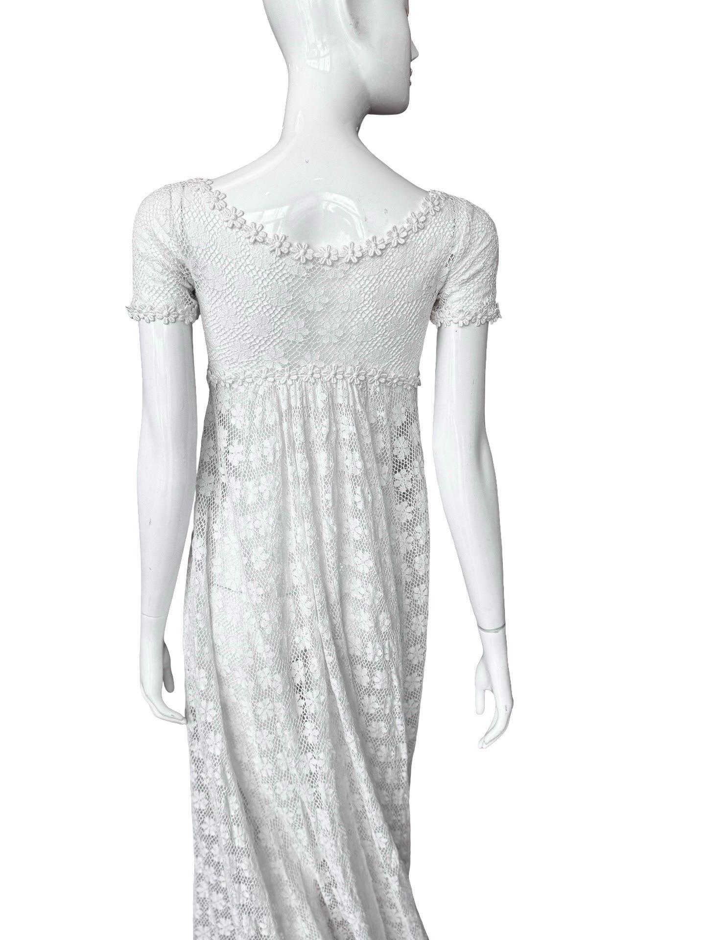 1960s Daisy Lace Wedding Cape Train XS In Good Condition For Sale In Miami, FL