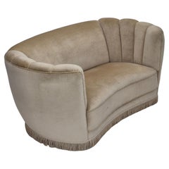 1960er Jahre, dänisches 2-Sitzer-Sofa "Banan", beiger Möbelvelours, Eichenholz.