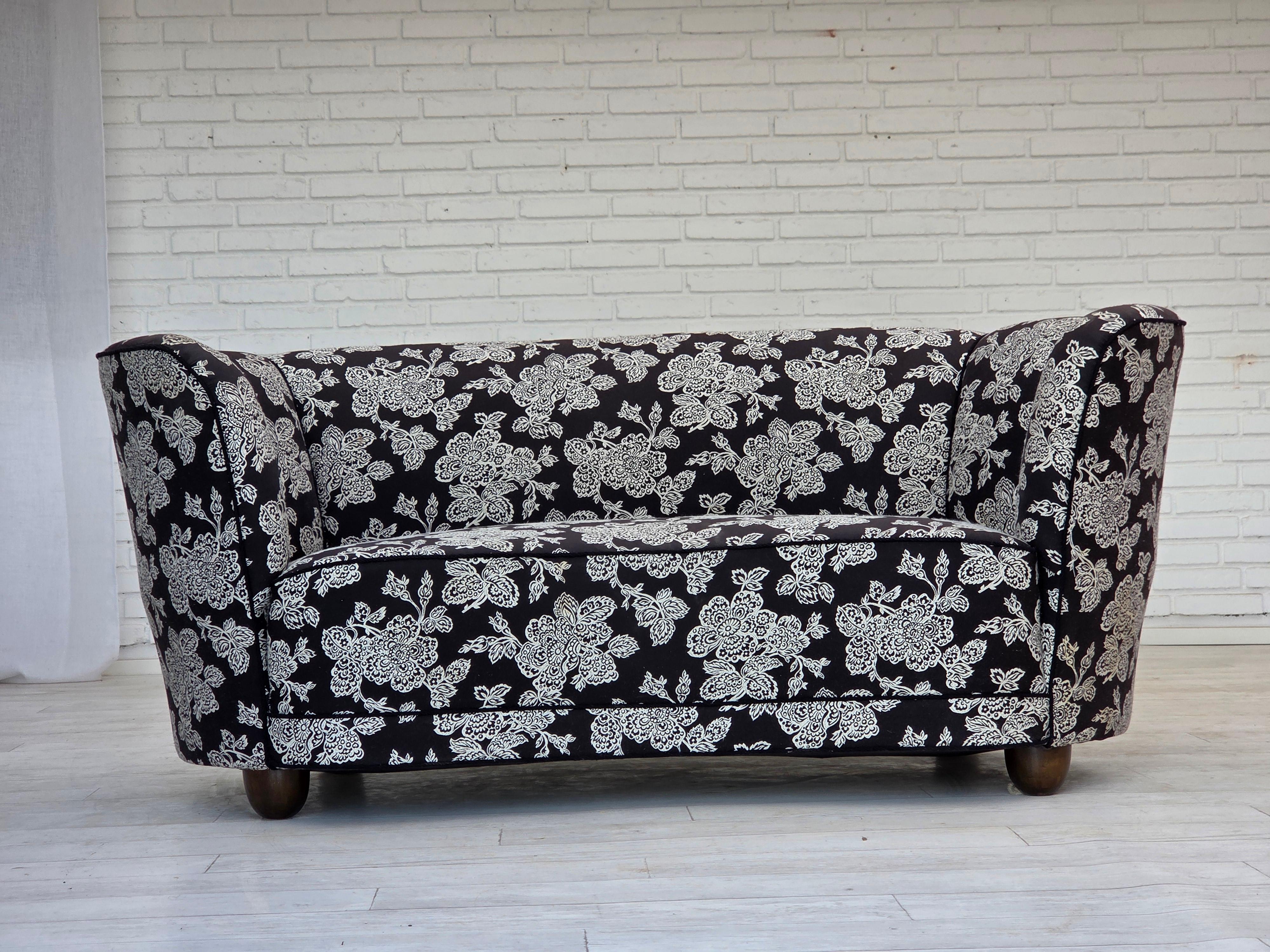1960s, Danish 2-seater curved sofa. Tissu d'ameublement de qualité, pieds en bois de Beeche, ressorts dans l'assise. Le canapé a été retapissé par un artisan il y a environ 10 ans. Très bon état : pas d'odeurs, pas de taches et construction stable.