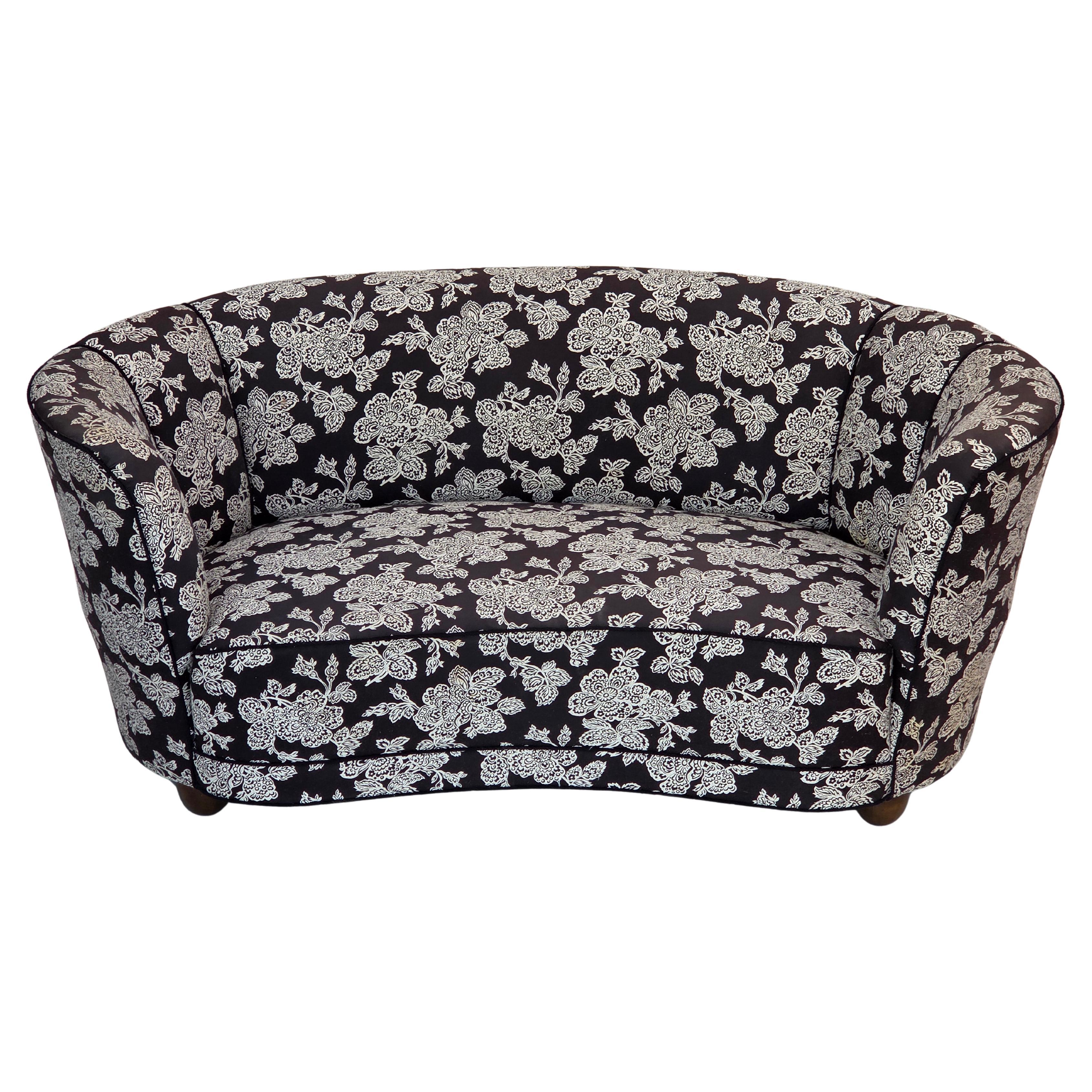 1960er Jahre, dänisches 2-Sitzer-Sofa "Banan", schwarz-weißer Stoff, Buchenholz.