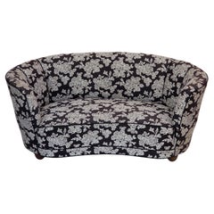 1960er Jahre, dänisches 2-Sitzer-Sofa "Banan", schwarz-weißer Stoff, Buchenholz.
