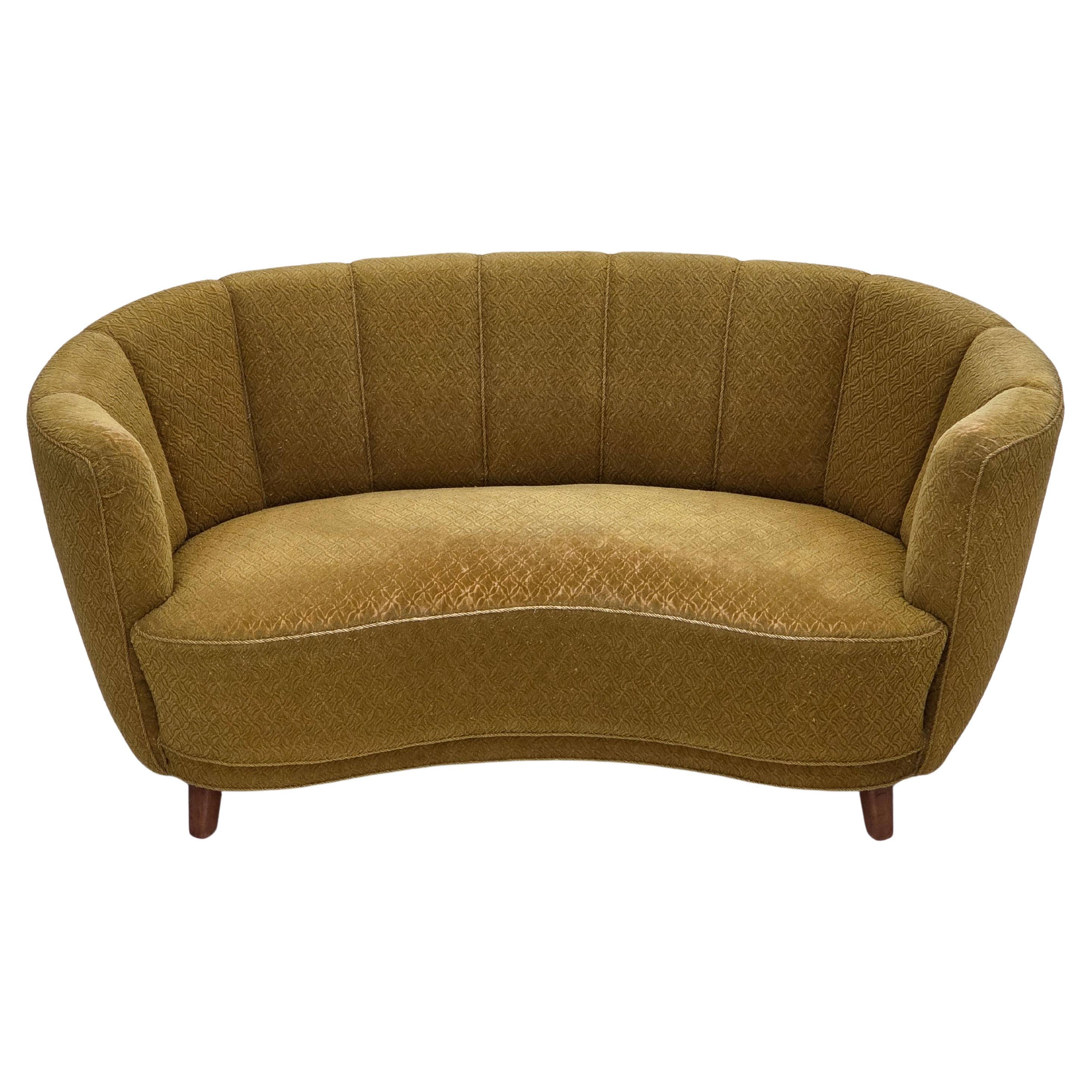 1960er Jahre, Dänisches 2-Sitzer Sofa "Banan", grüne Möbelwolle, Eschenholz. im Angebot