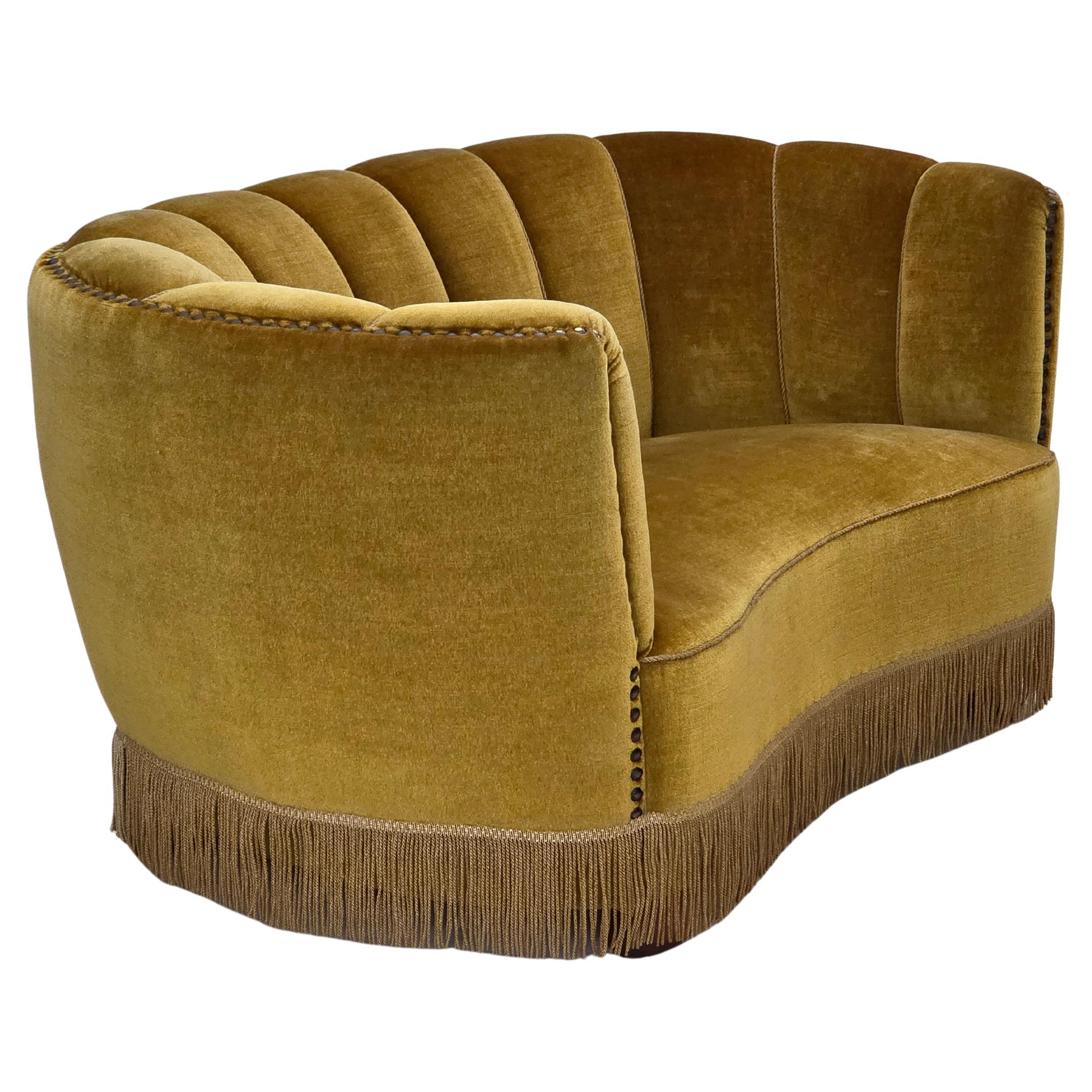 1960er Jahre, dänisches 2-Sitzer-Sofa "Banan", original grüner Möbelvelours, Eichenholz.