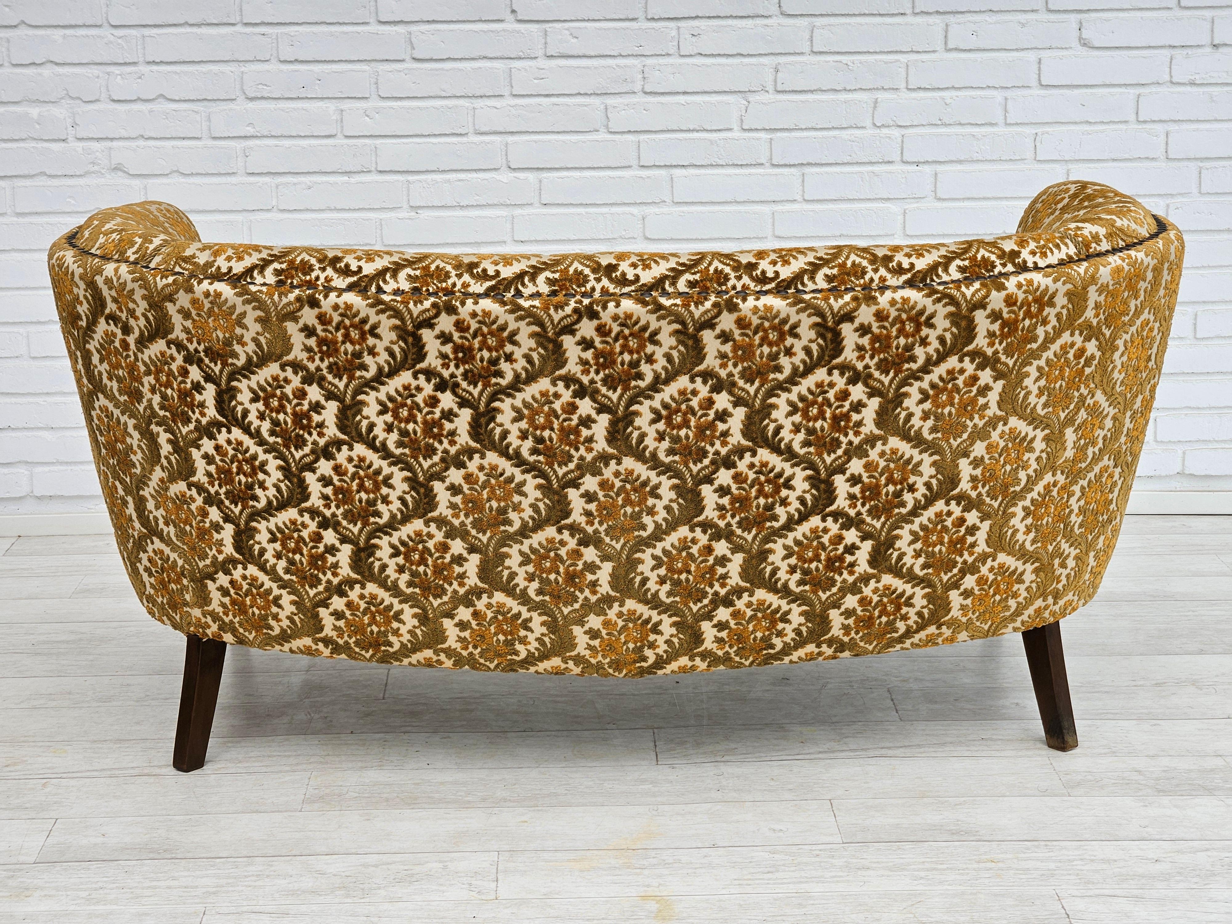 Années 1960, canapé danoisanana à 2 places, état d'origine, tissu de meuble Bon état - En vente à Tarm, 82