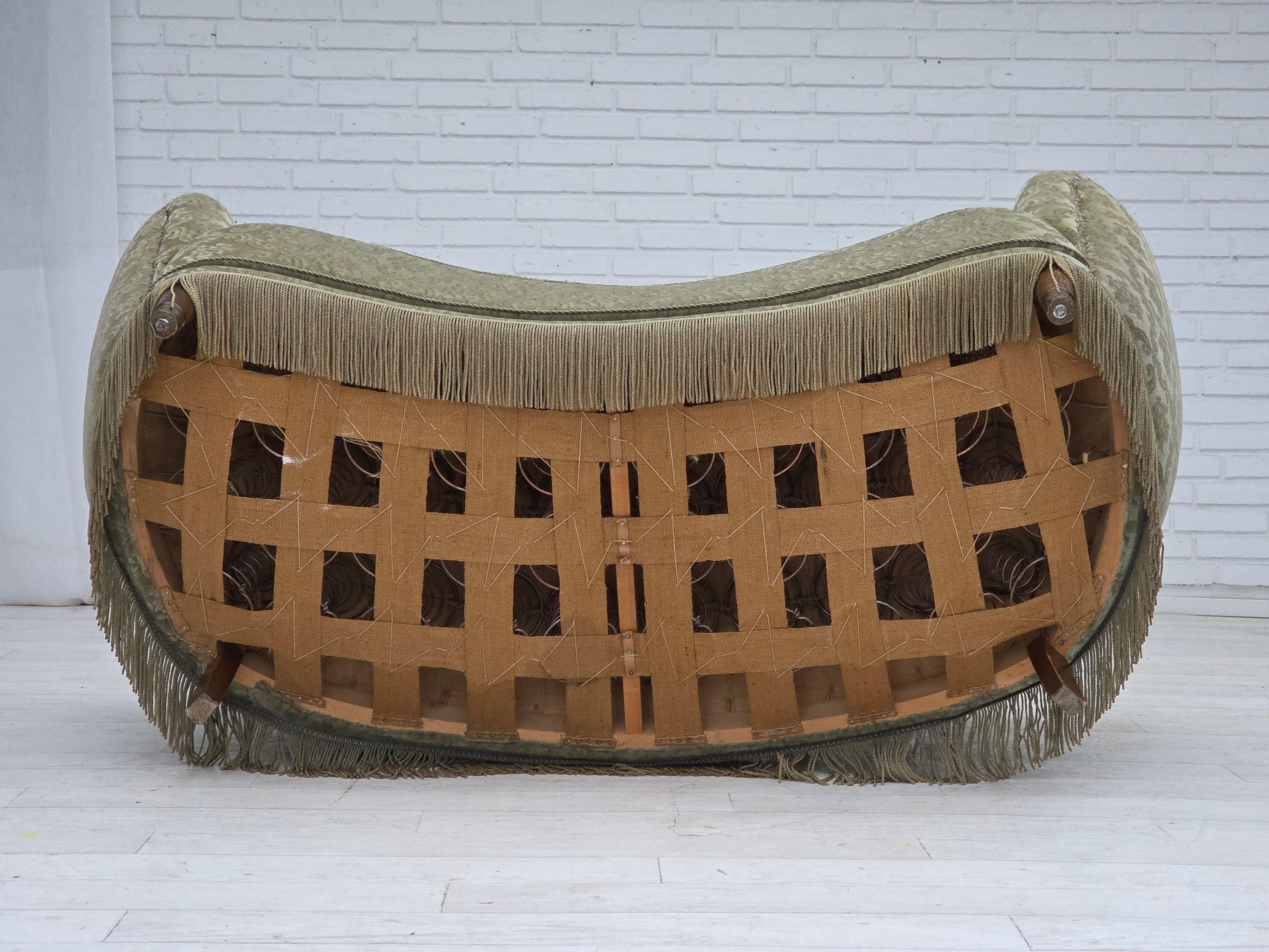 Années 1960, canapé 2 places incurvé Greene & Greene, velours d'ameublement vert clair. en vente 3