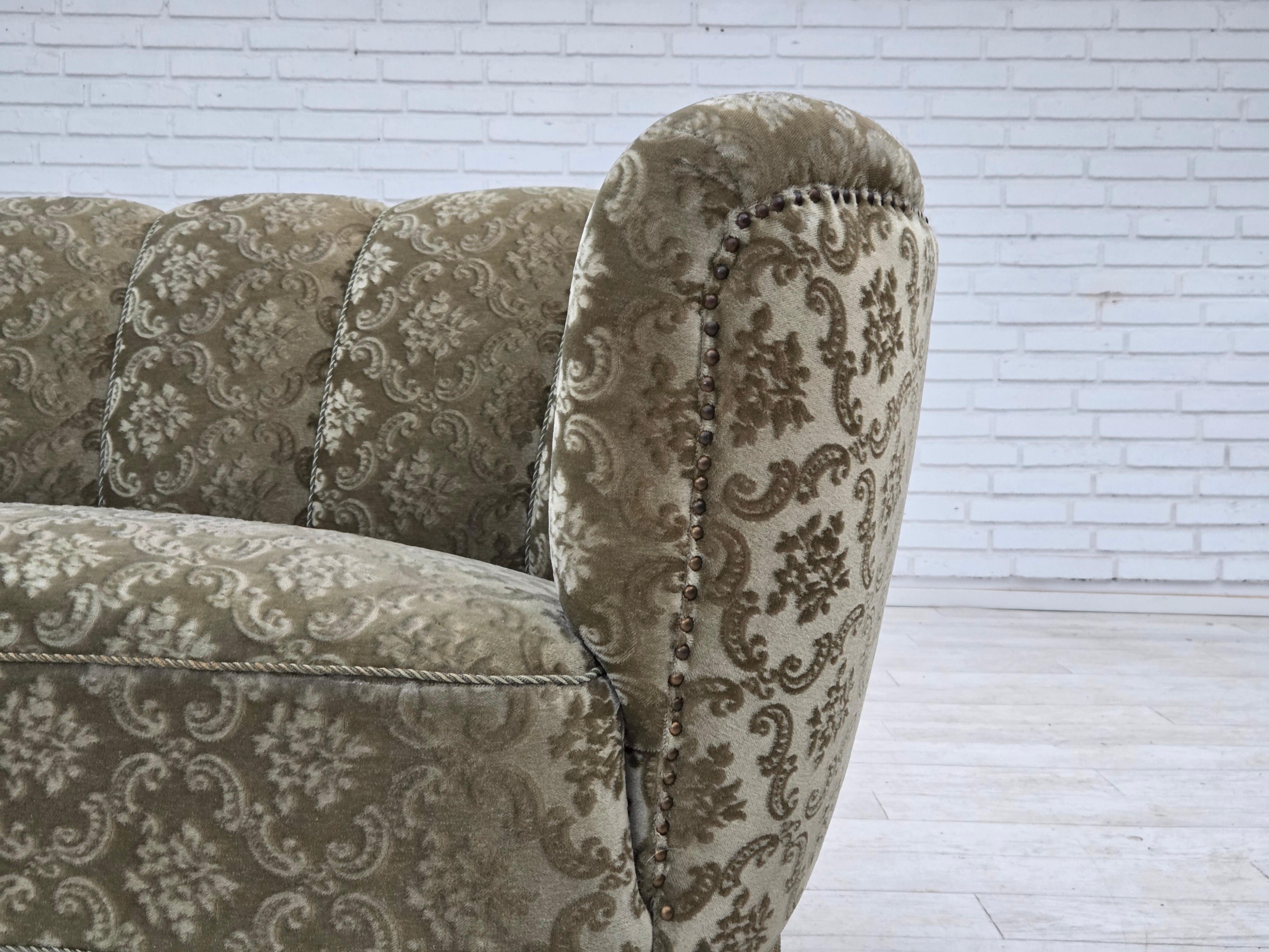 Années 1960, canapé 2 places incurvé Greene & Greene, velours d'ameublement vert clair. en vente 4