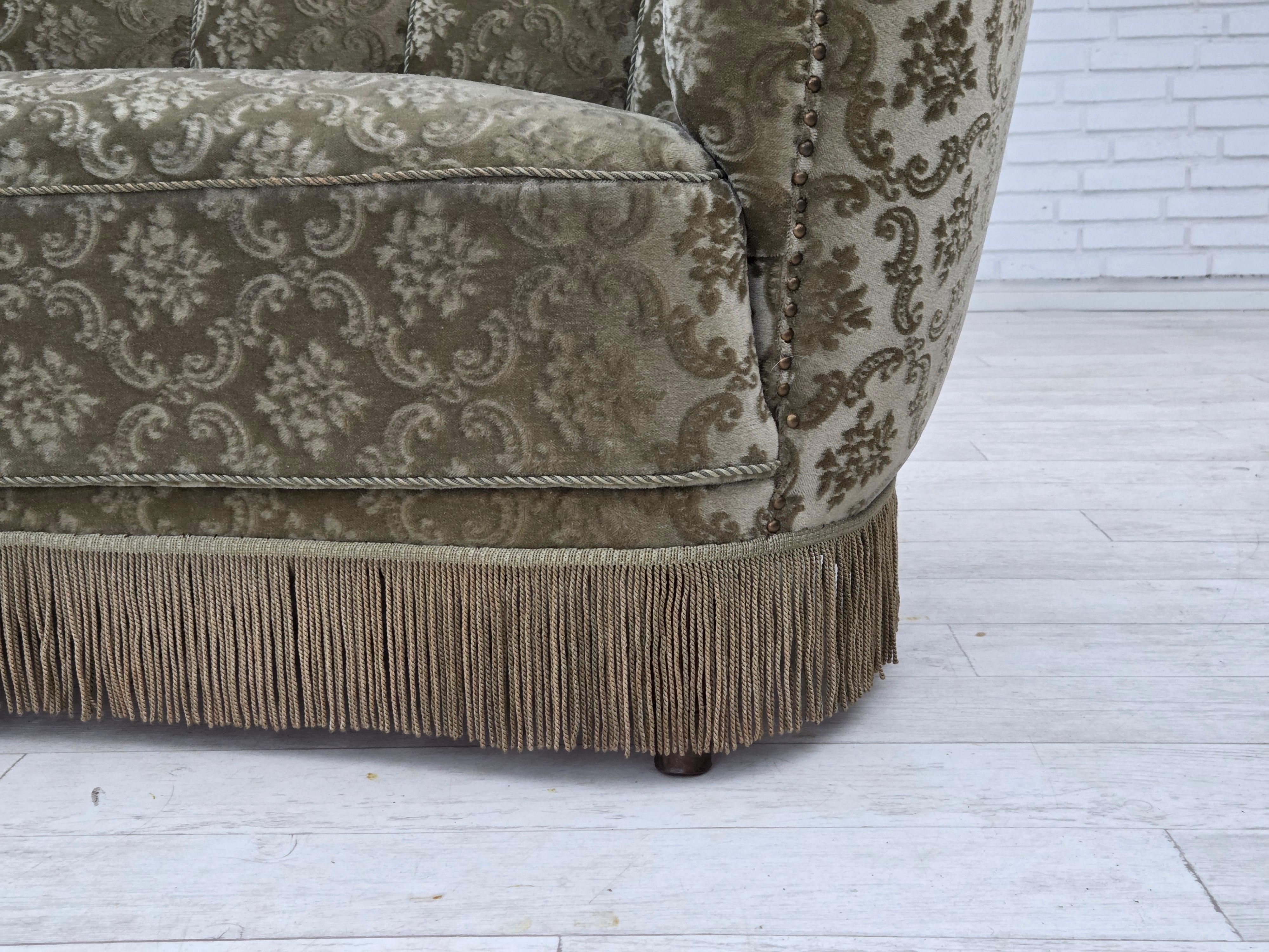 Années 1960, canapé 2 places incurvé Greene & Greene, velours d'ameublement vert clair. en vente 5