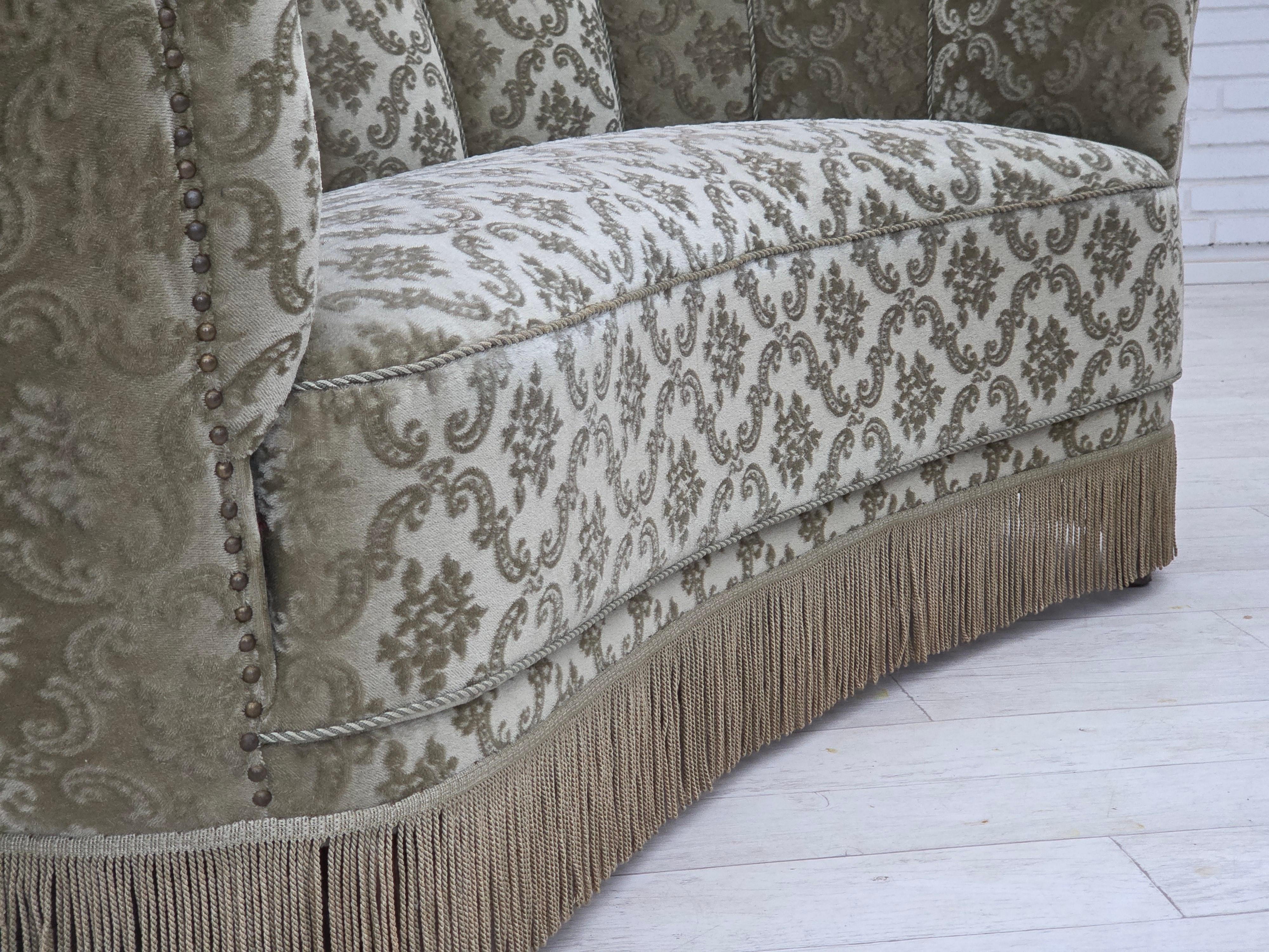 Années 1960, canapé 2 places incurvé Greene & Greene, velours d'ameublement vert clair. en vente 6