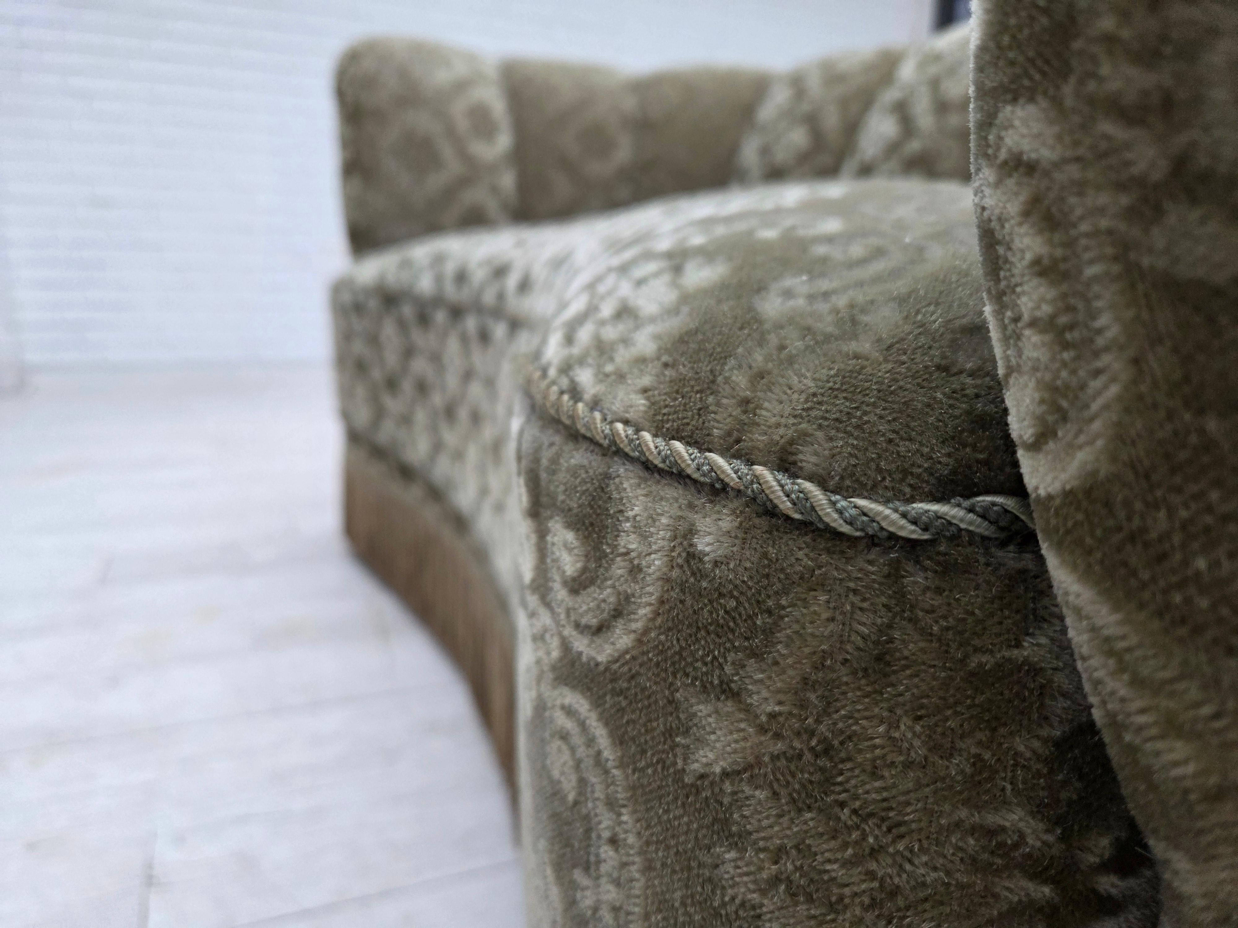 Années 1960, canapé 2 places incurvé Greene & Greene, velours d'ameublement vert clair. en vente 8