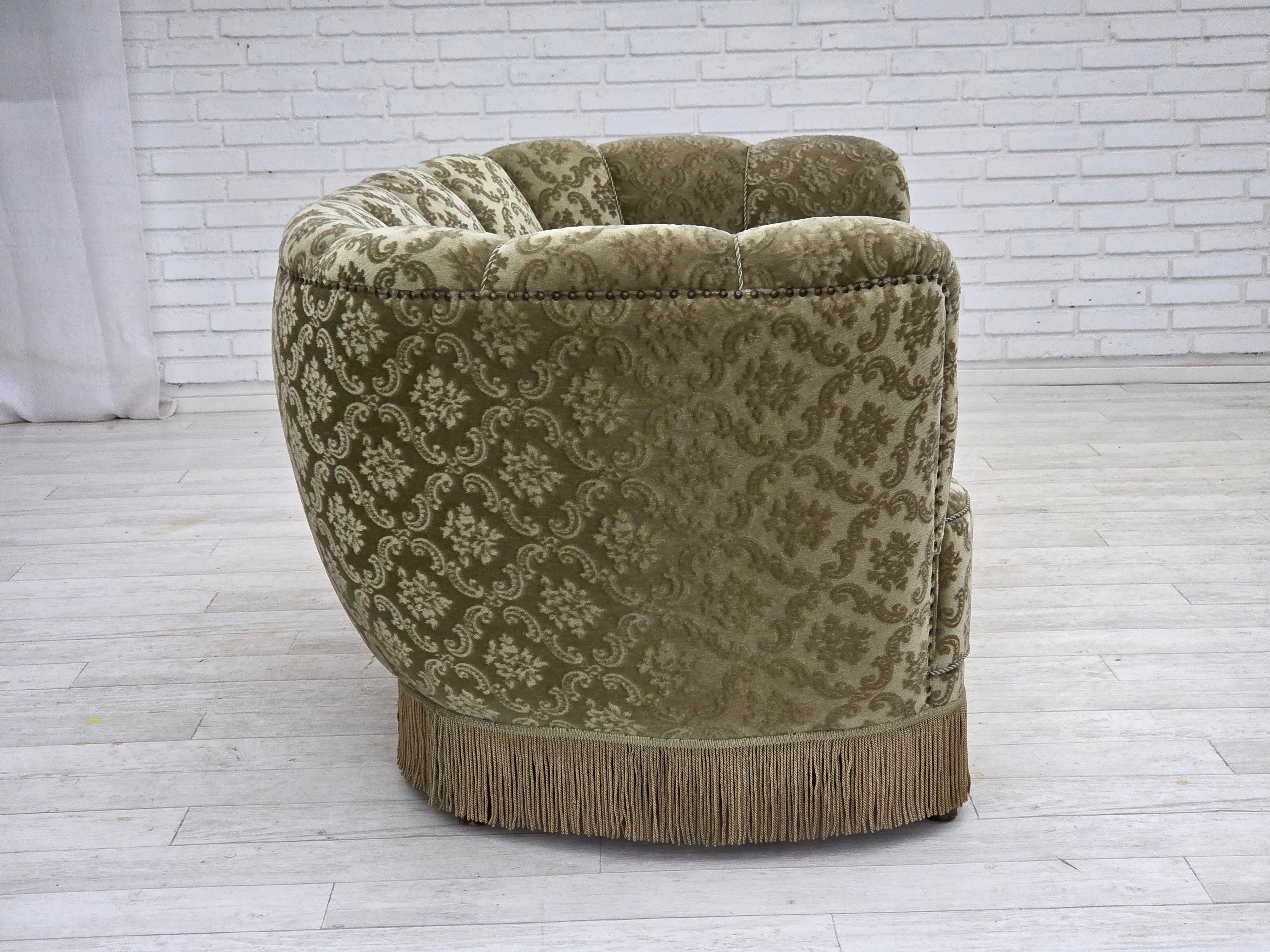 Scandinave moderne Années 1960, canapé 2 places incurvé Greene & Greene, velours d'ameublement vert clair. en vente