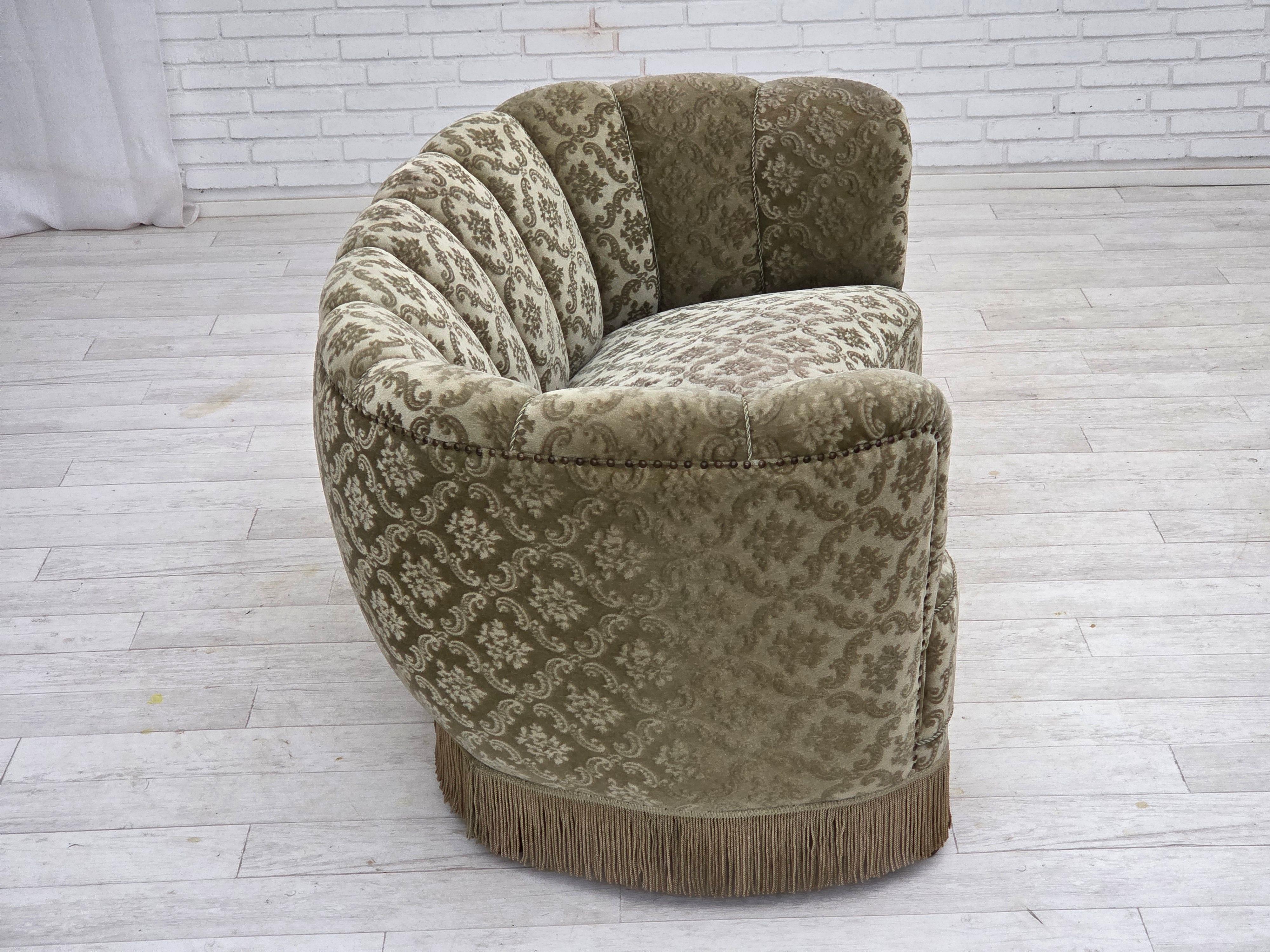 Danois Années 1960, canapé 2 places incurvé Greene & Greene, velours d'ameublement vert clair. en vente