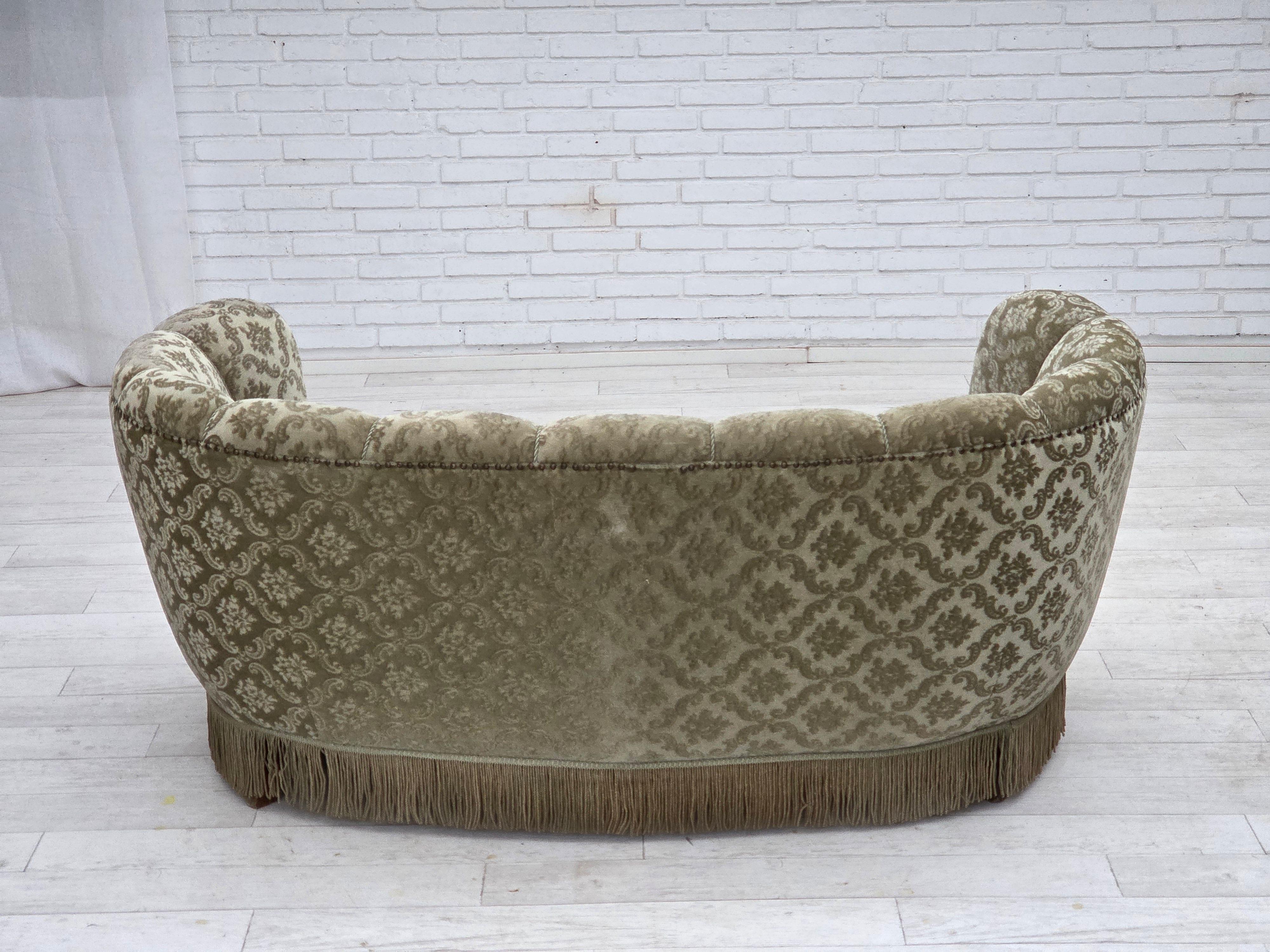 Milieu du XXe siècle Années 1960, canapé 2 places incurvé Greene & Greene, velours d'ameublement vert clair. en vente