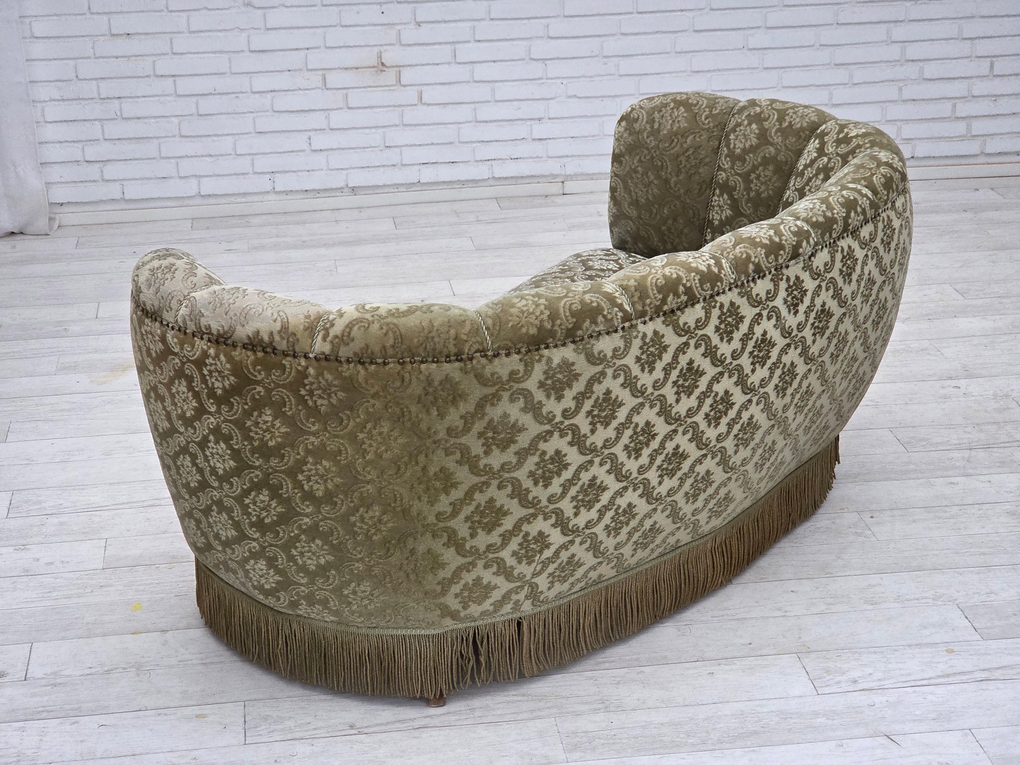 Velours Années 1960, canapé 2 places incurvé Greene & Greene, velours d'ameublement vert clair. en vente