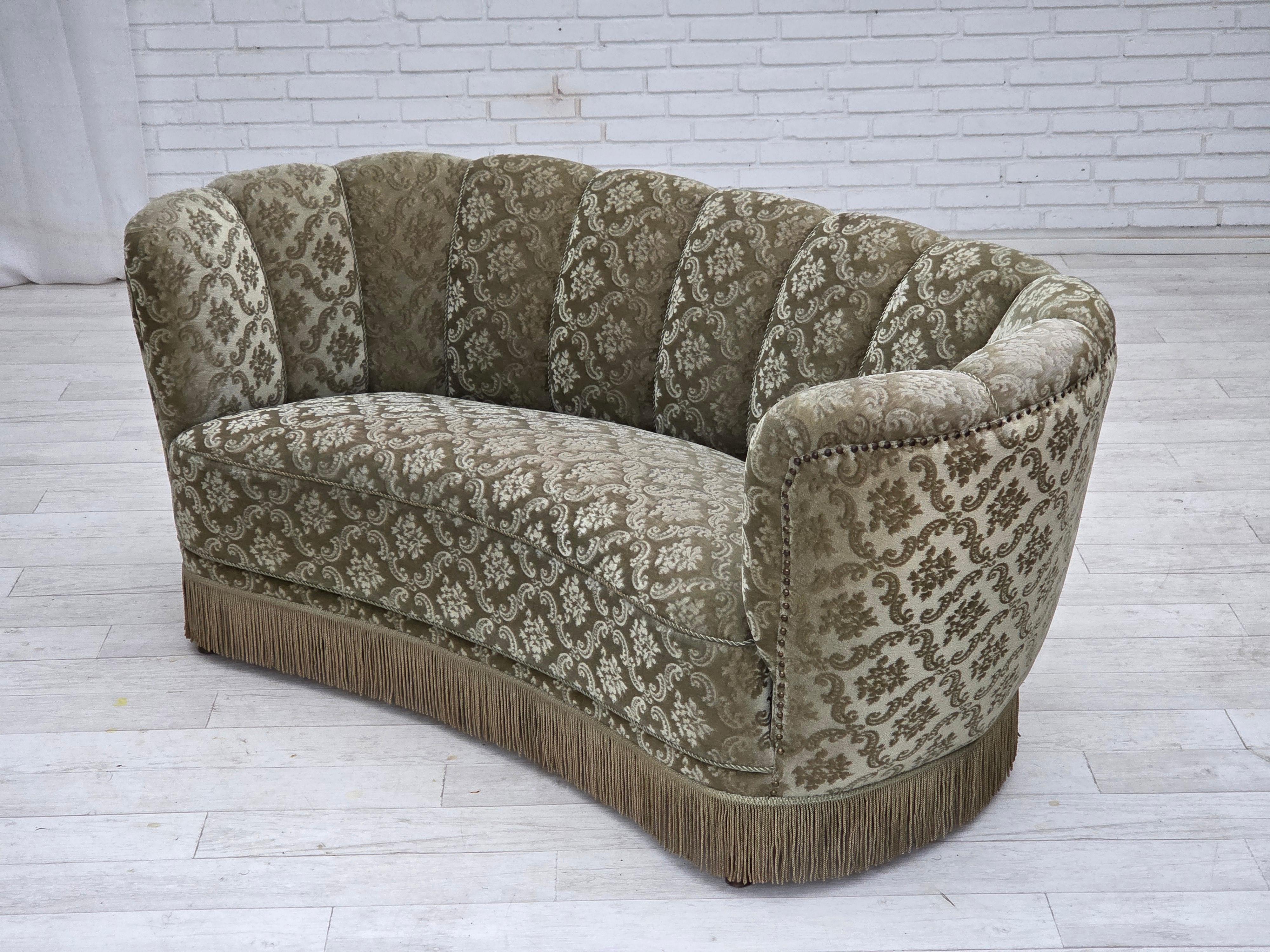 Années 1960, canapé 2 places incurvé Greene & Greene, velours d'ameublement vert clair. en vente 1