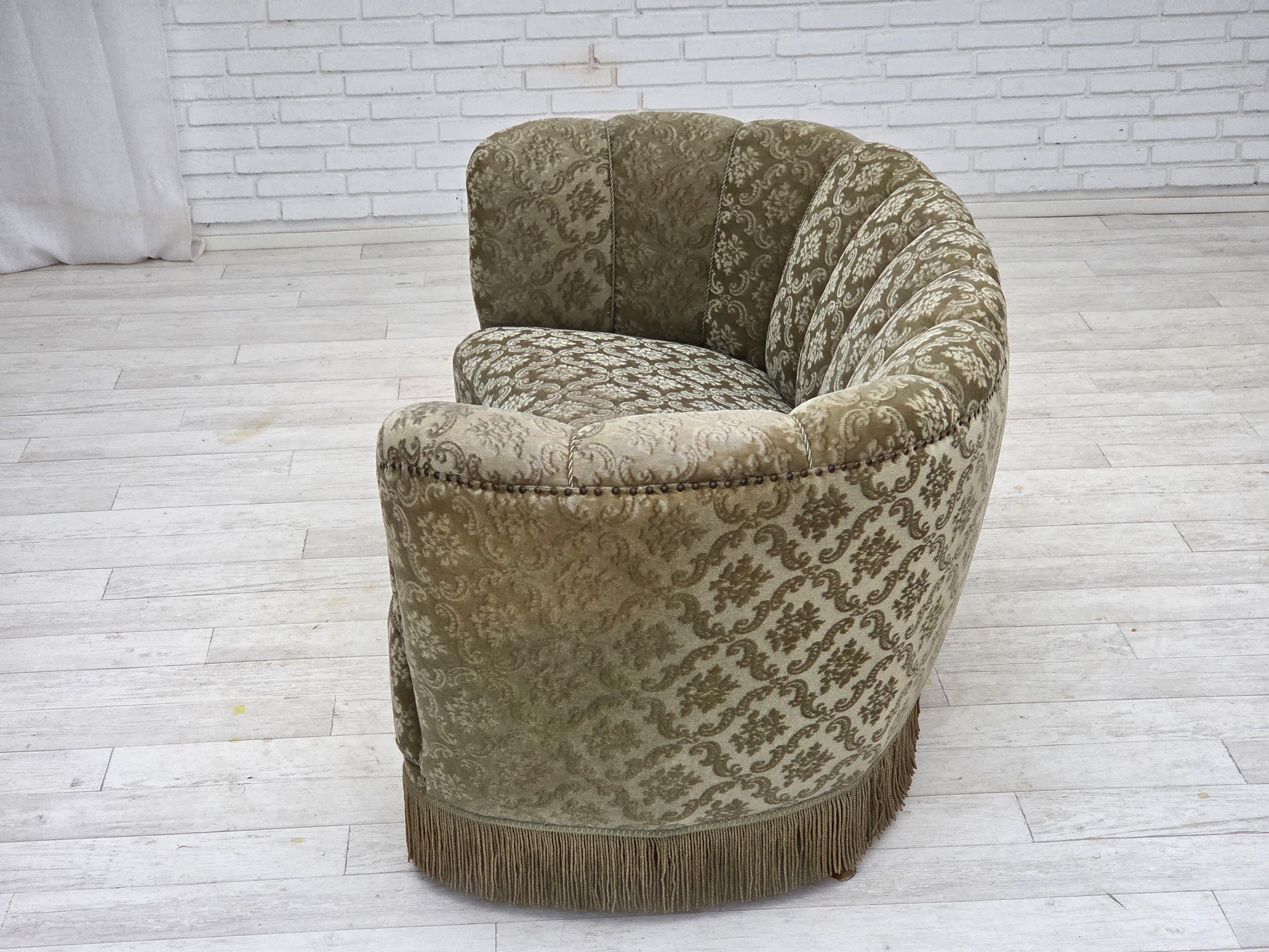 Années 1960, canapé 2 places incurvé Greene & Greene, velours d'ameublement vert clair. en vente 2