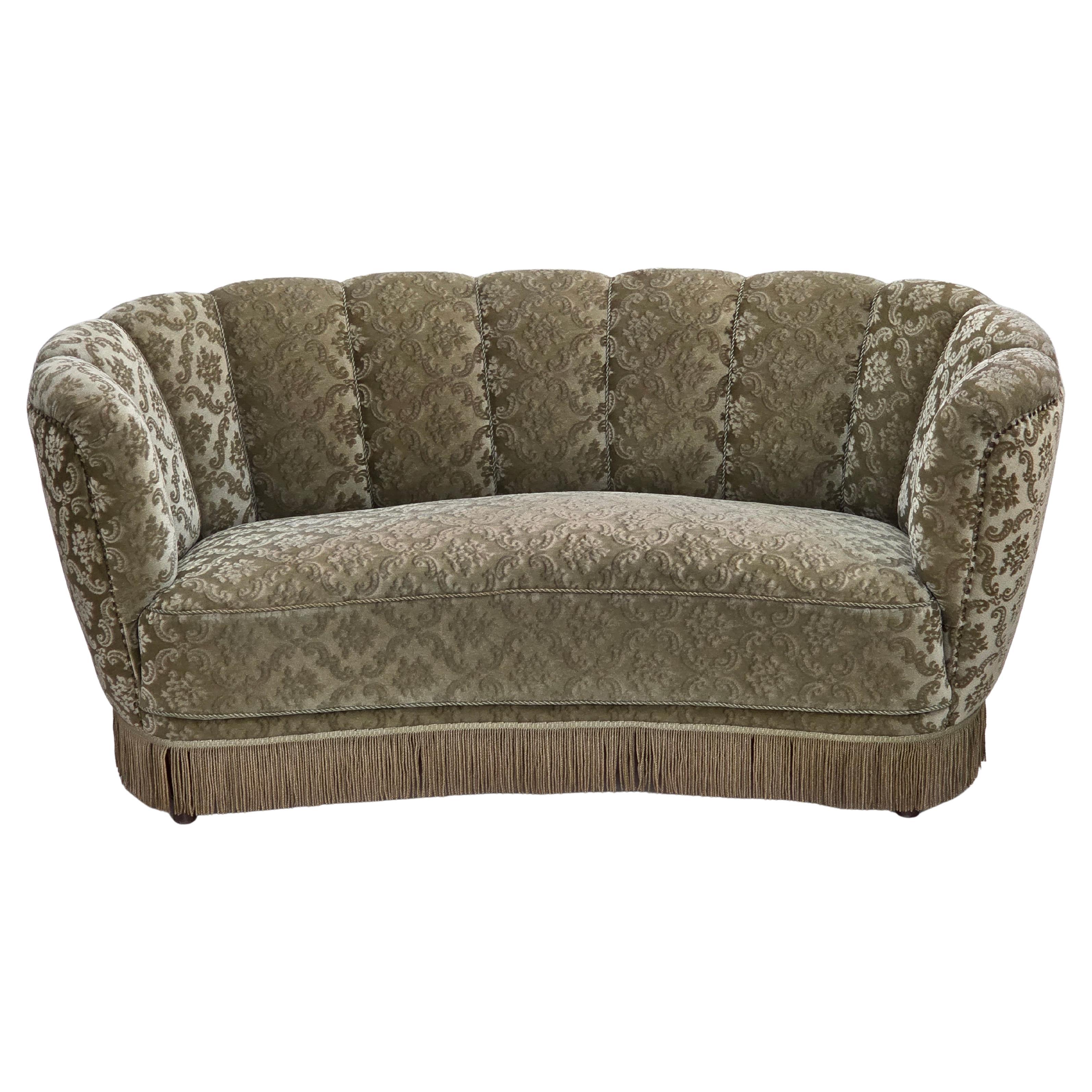 Années 1960, canapé 2 places incurvé Greene 
Greene, velours d
ameublement vert clair.