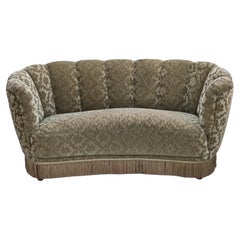 Années 1960, canapé 2 places incurvé Greene & Greene, velours d'ameublement vert clair.