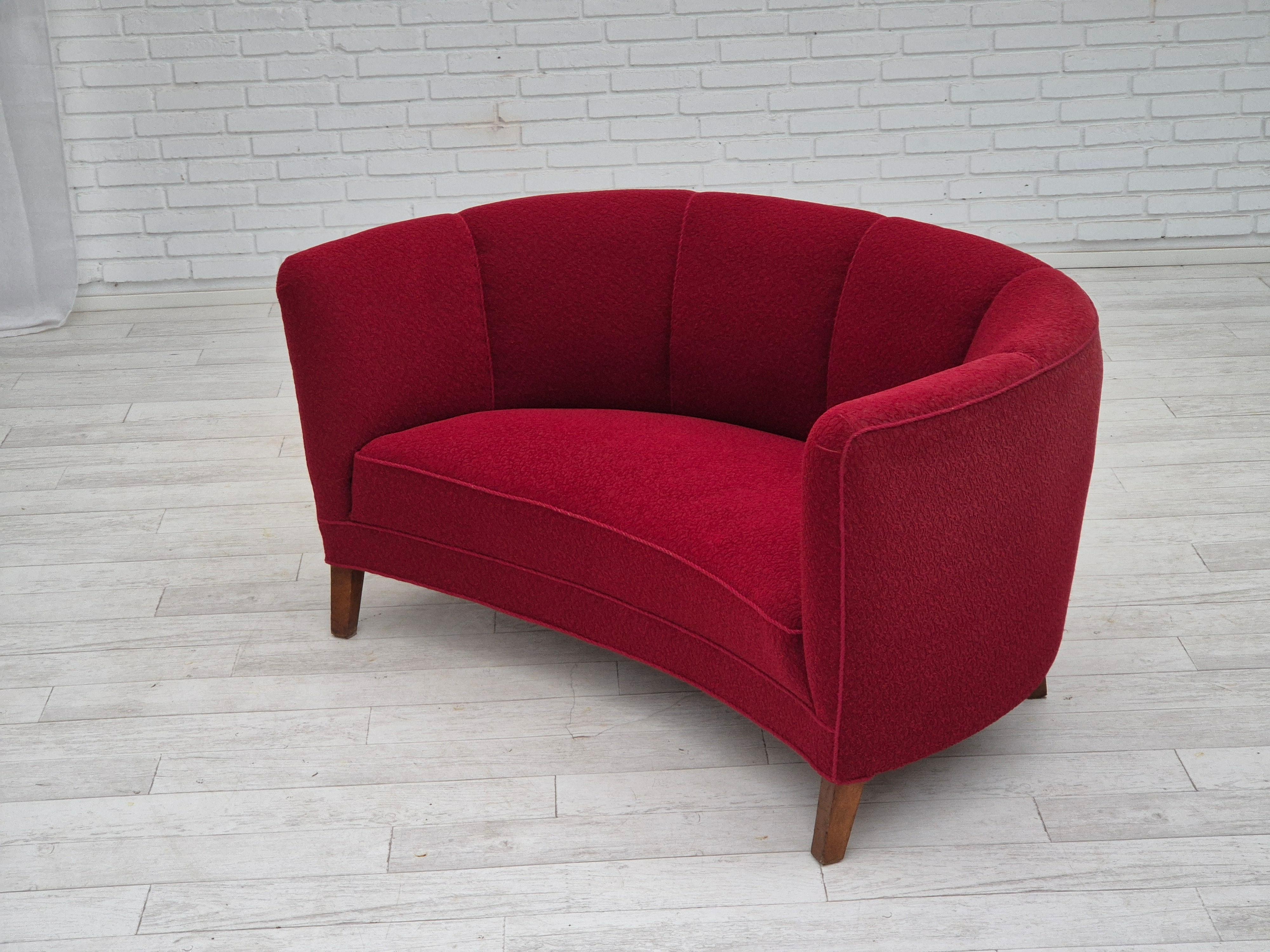 Divano danese a 2 posti curvo degli anni '60, tessuto originale rosso. in vendita 3