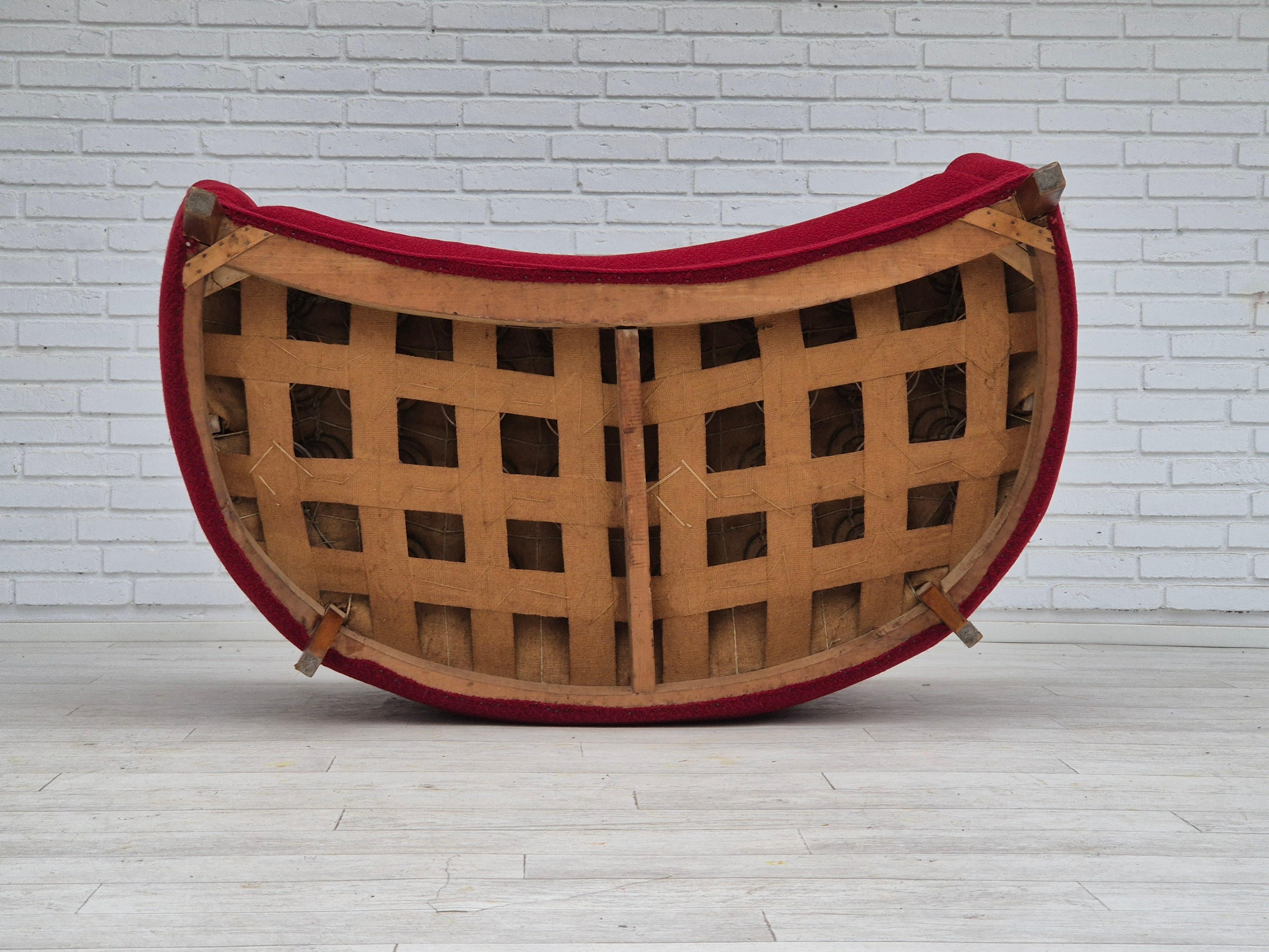 Divano danese a 2 posti curvo degli anni '60, tessuto originale rosso. in vendita 4