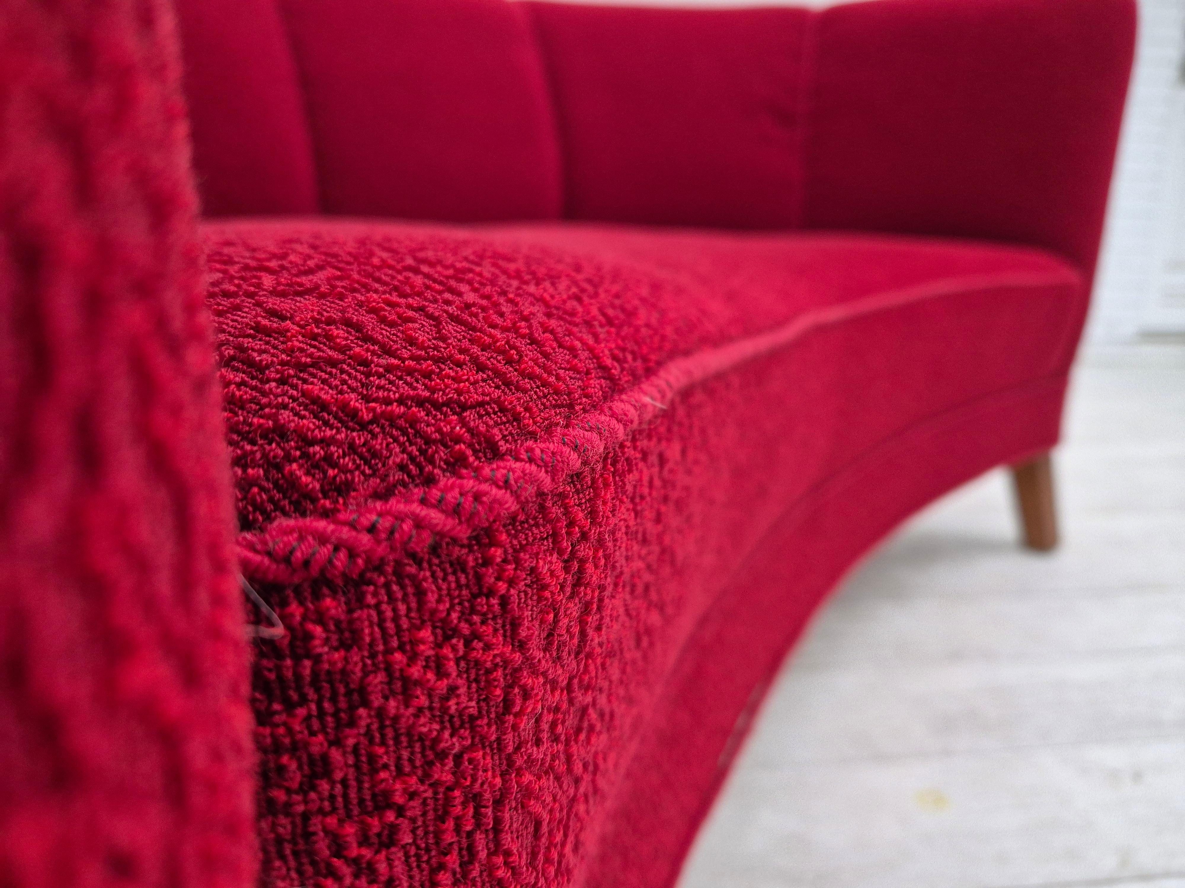 Divano danese a 2 posti curvo degli anni '60, tessuto originale rosso. in vendita 5