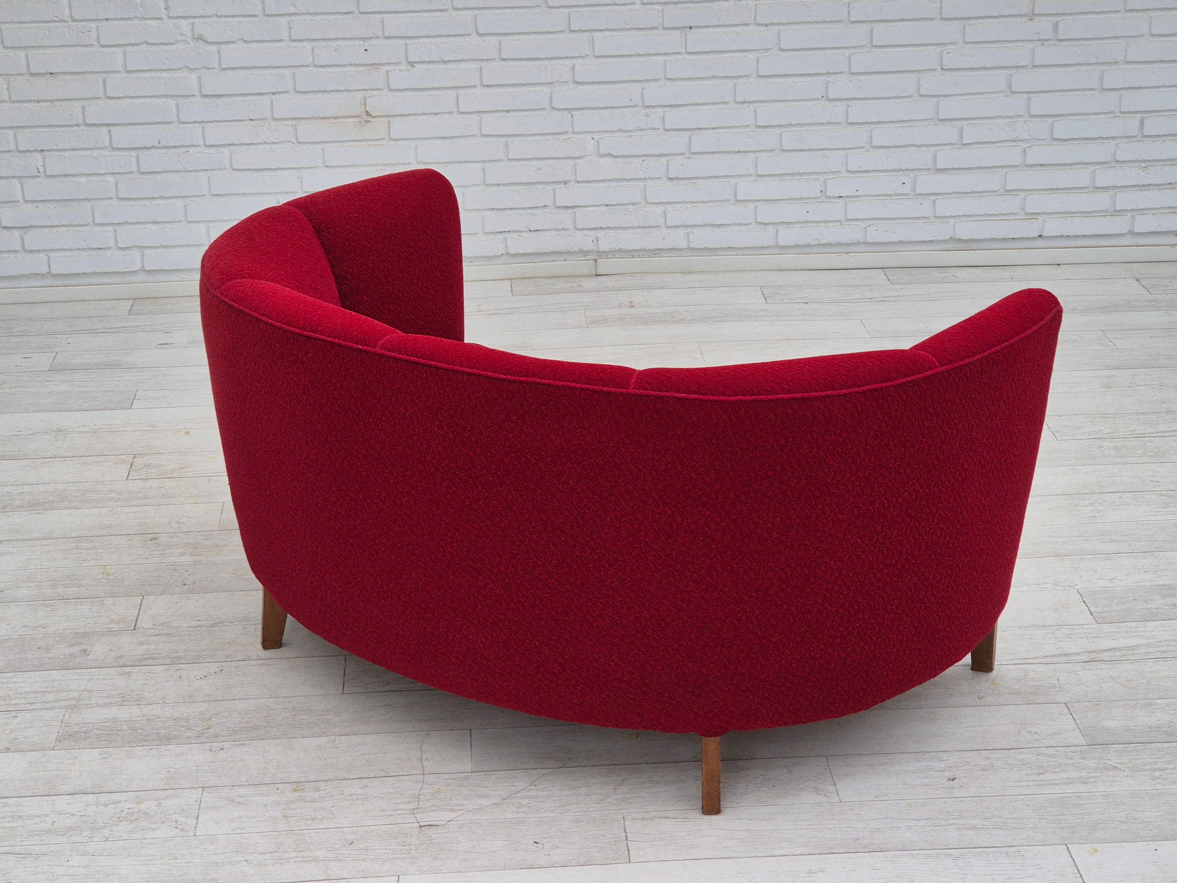 Divano danese a 2 posti curvo degli anni '60, tessuto originale rosso. in vendita 6