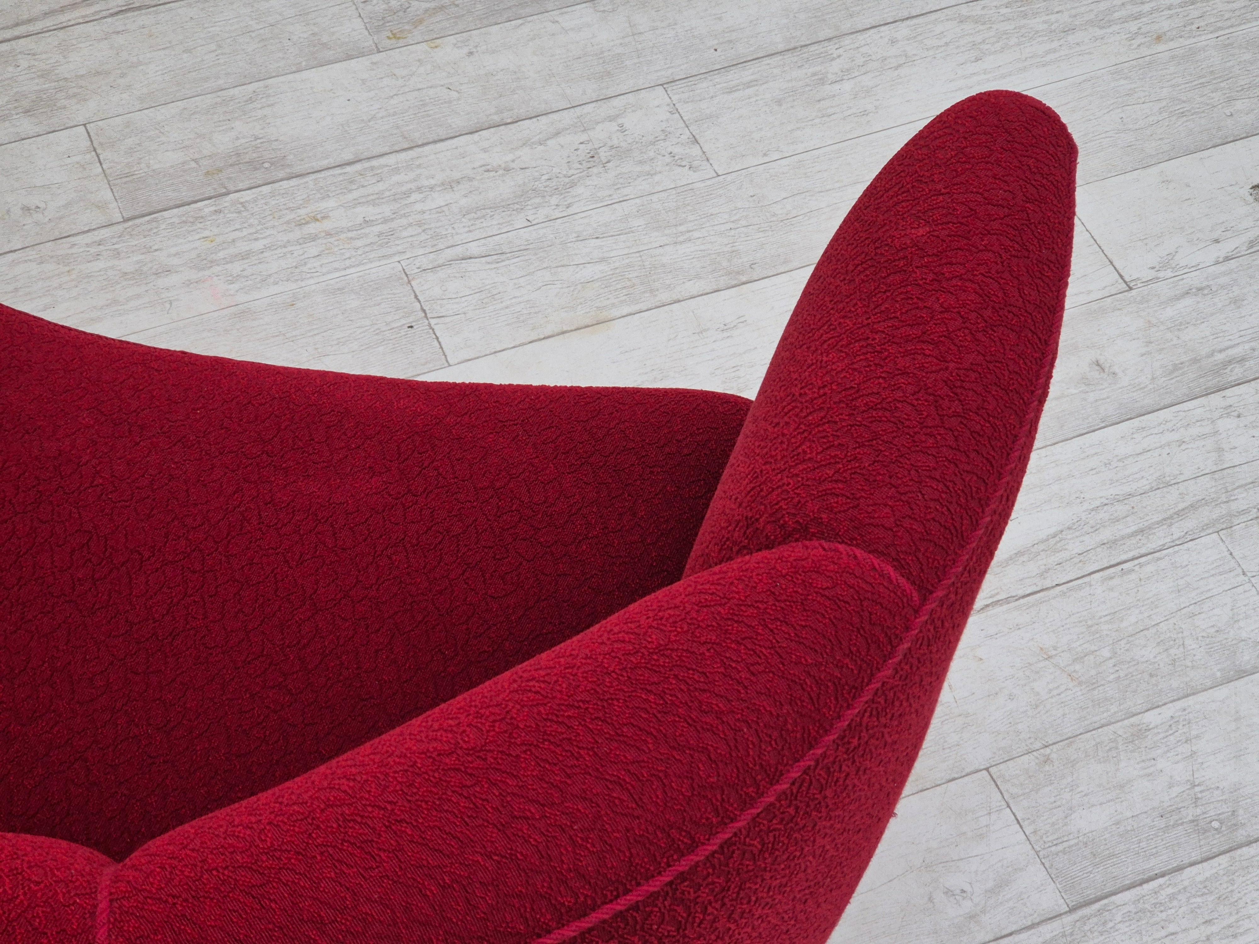 Divano danese a 2 posti curvo degli anni '60, tessuto originale rosso. in vendita 7