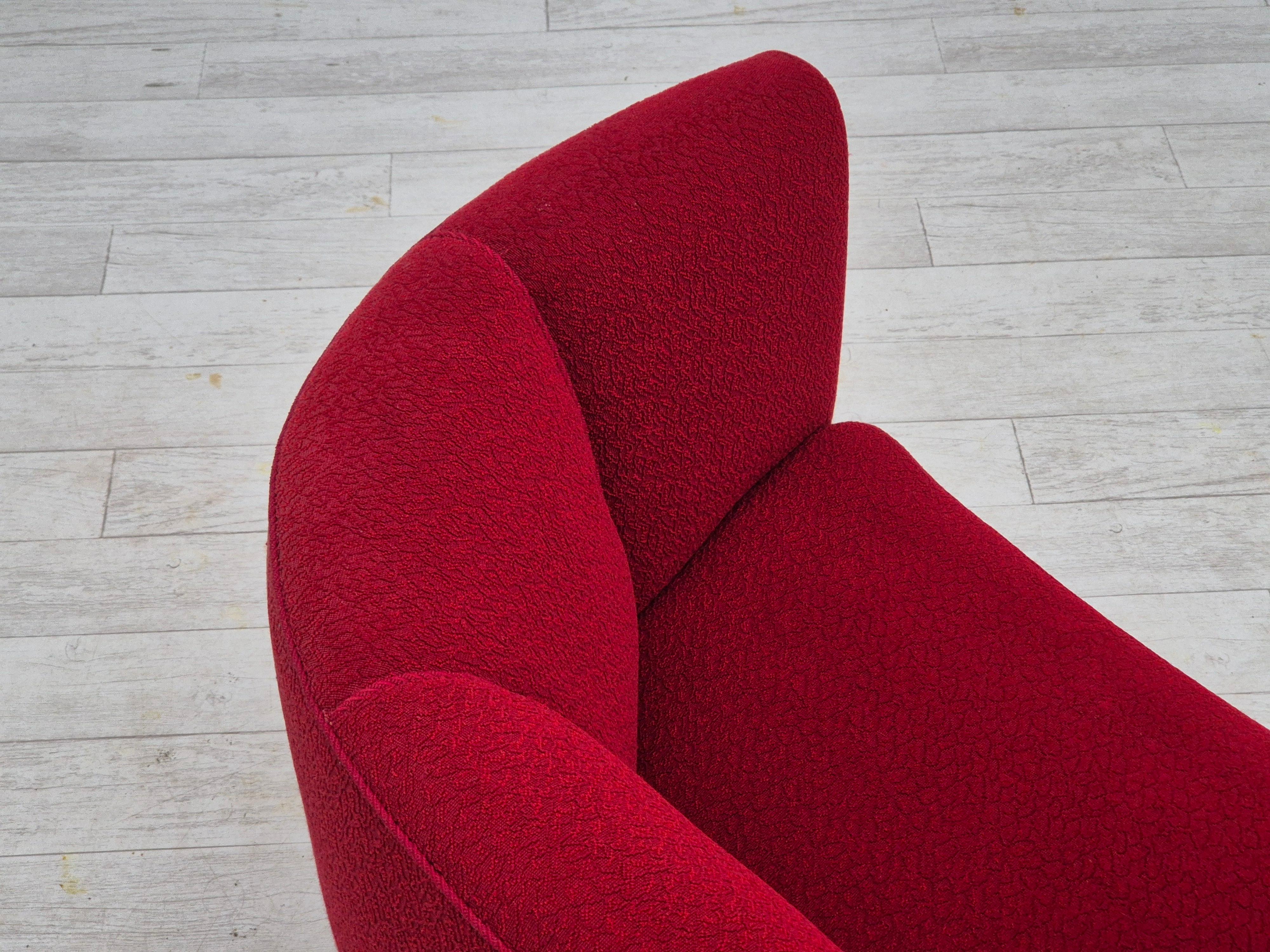 Divano danese a 2 posti curvo degli anni '60, tessuto originale rosso. in vendita 8