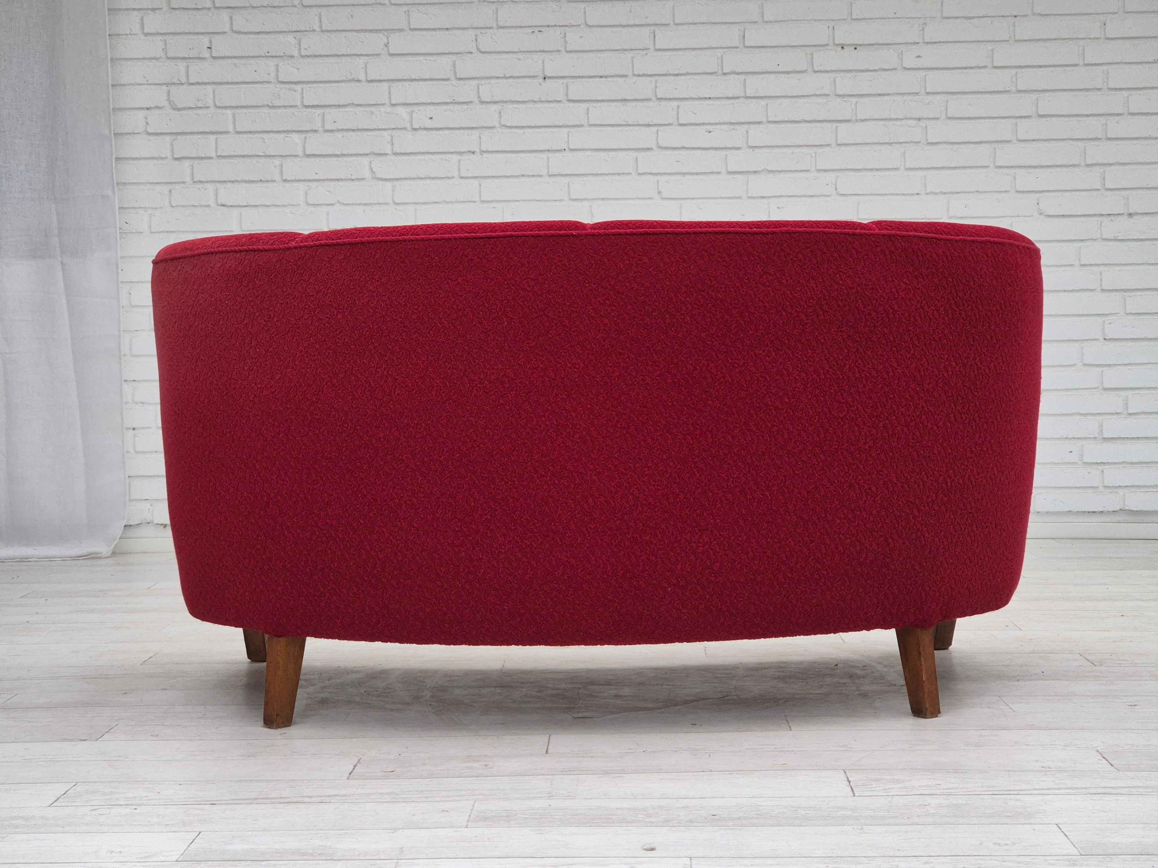 Divano danese a 2 posti curvo degli anni '60, tessuto originale rosso. in vendita 9