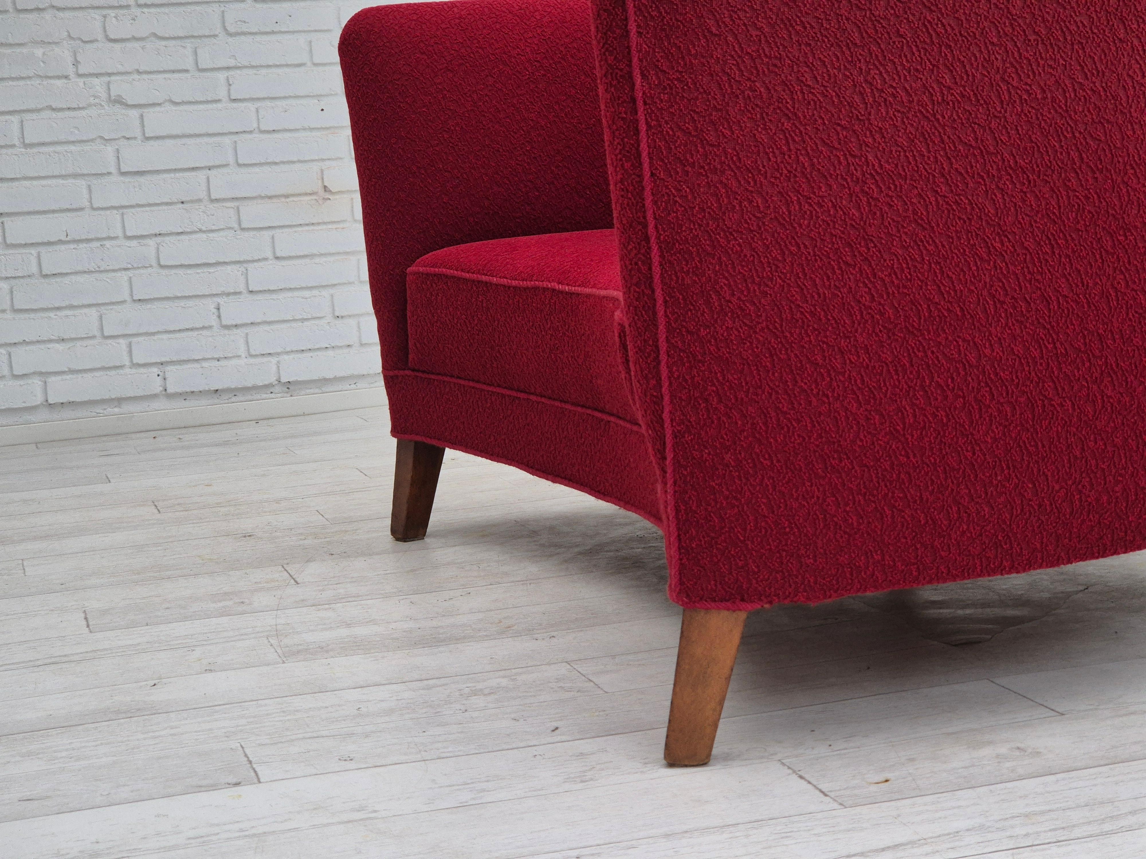 Divano danese a 2 posti curvo degli anni '60, tessuto originale rosso. in vendita 10