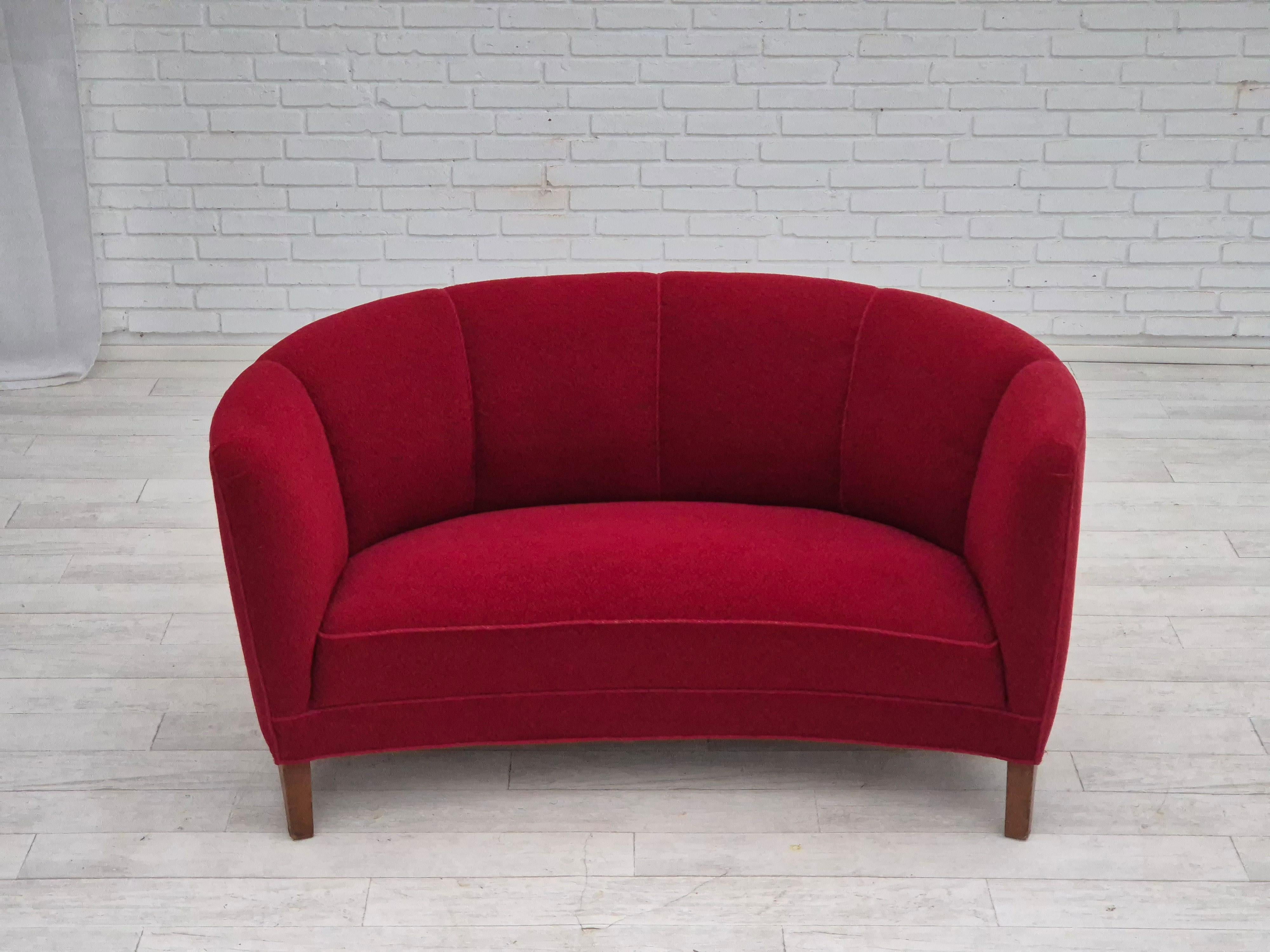 Scandinavo moderno Divano danese a 2 posti curvo degli anni '60, tessuto originale rosso. in vendita