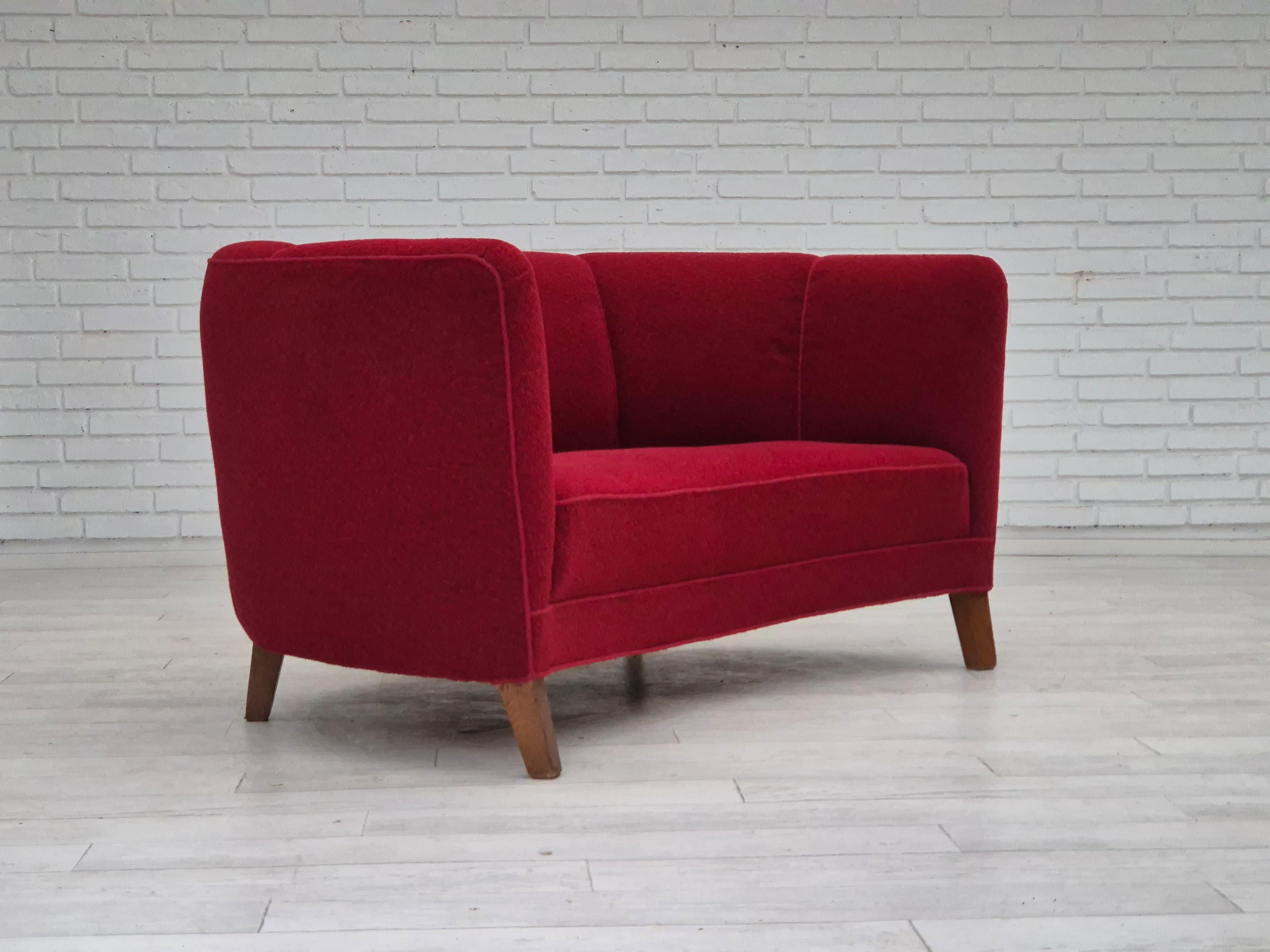 Danese Divano danese a 2 posti curvo degli anni '60, tessuto originale rosso. in vendita