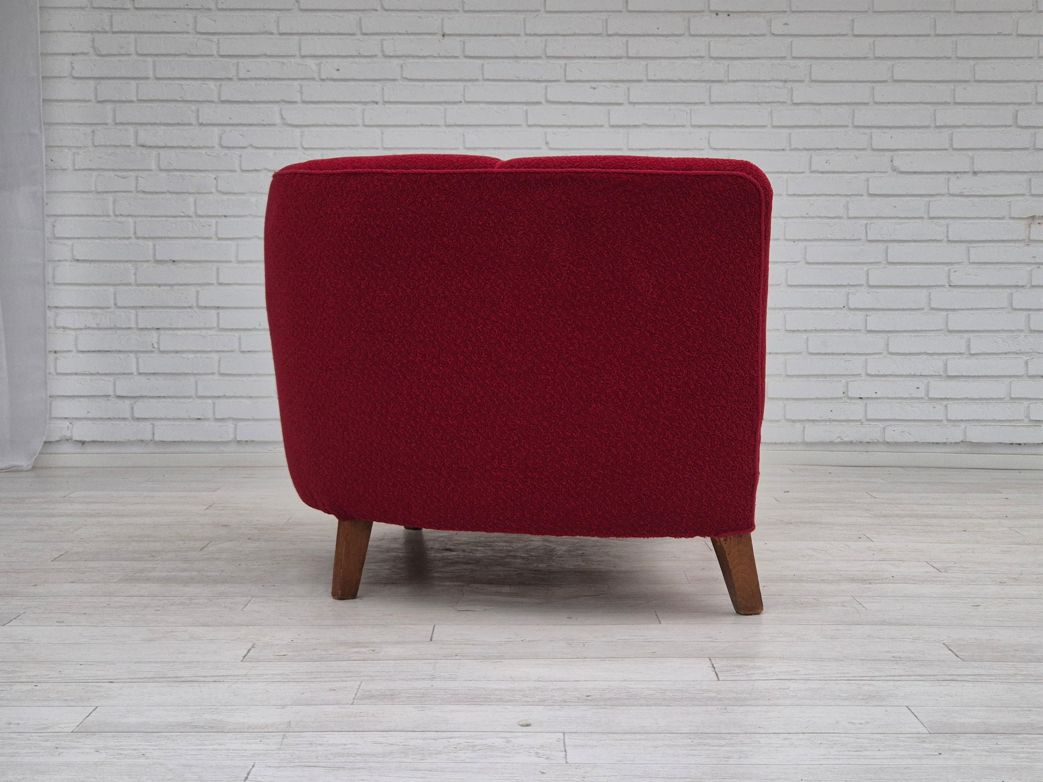 Divano danese a 2 posti curvo degli anni '60, tessuto originale rosso. In condizioni buone in vendita a Tarm, 82