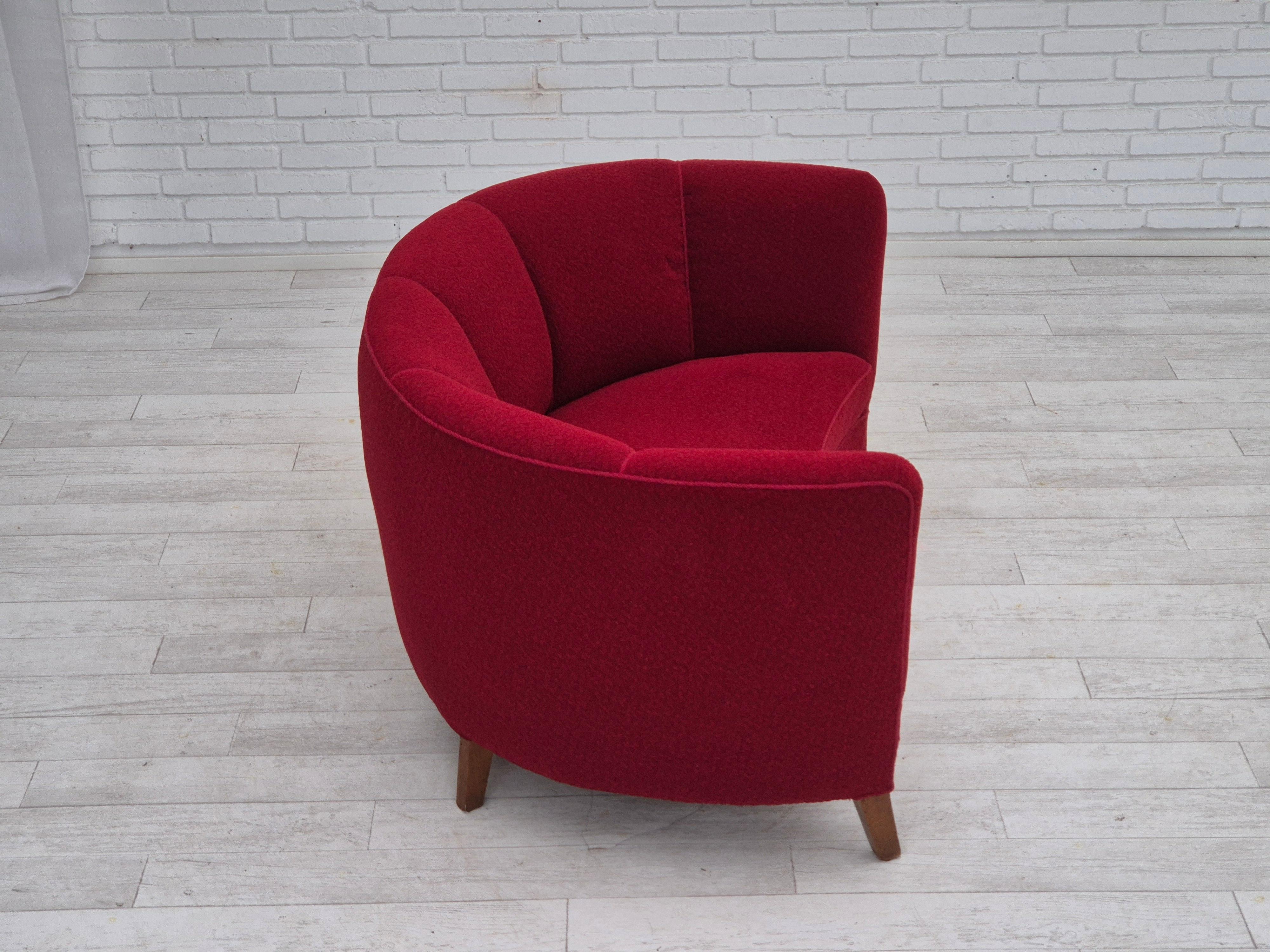 Metà XX secolo Divano danese a 2 posti curvo degli anni '60, tessuto originale rosso. in vendita