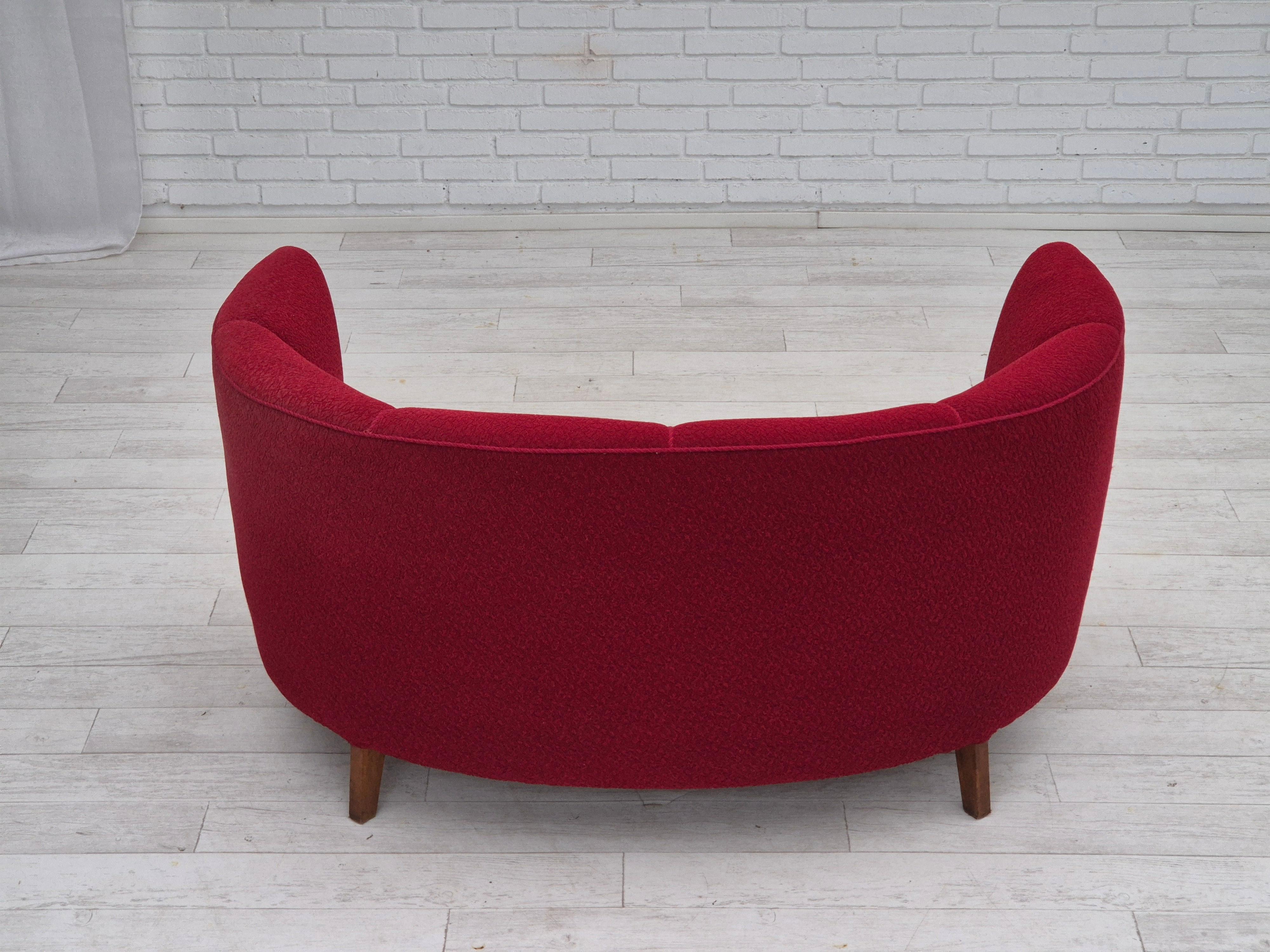 Tessuto Divano danese a 2 posti curvo degli anni '60, tessuto originale rosso. in vendita