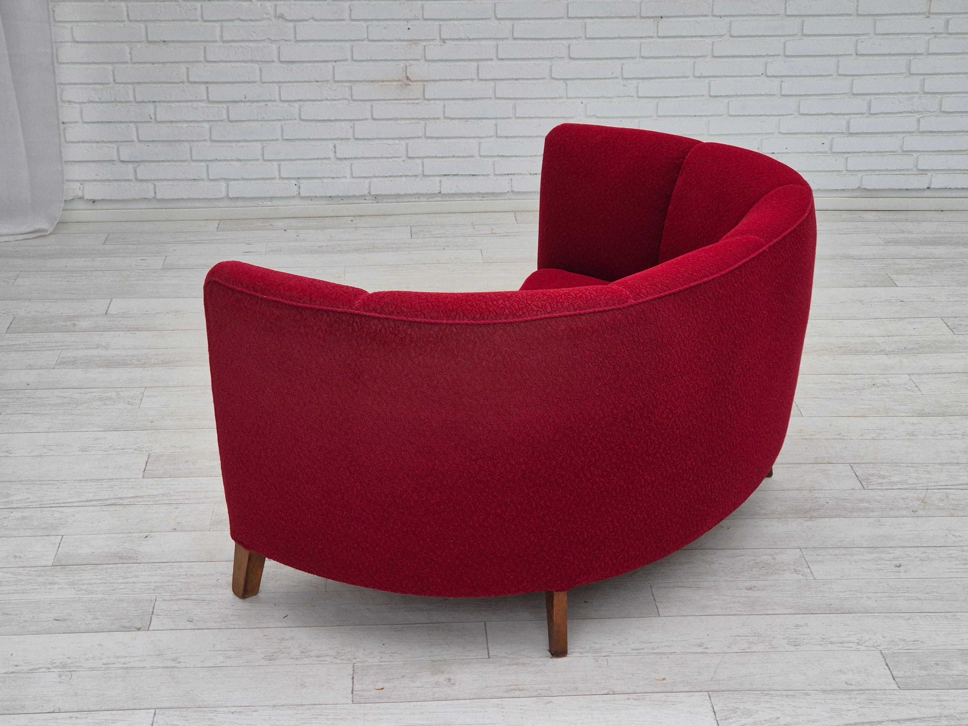 Divano danese a 2 posti curvo degli anni '60, tessuto originale rosso. in vendita 1