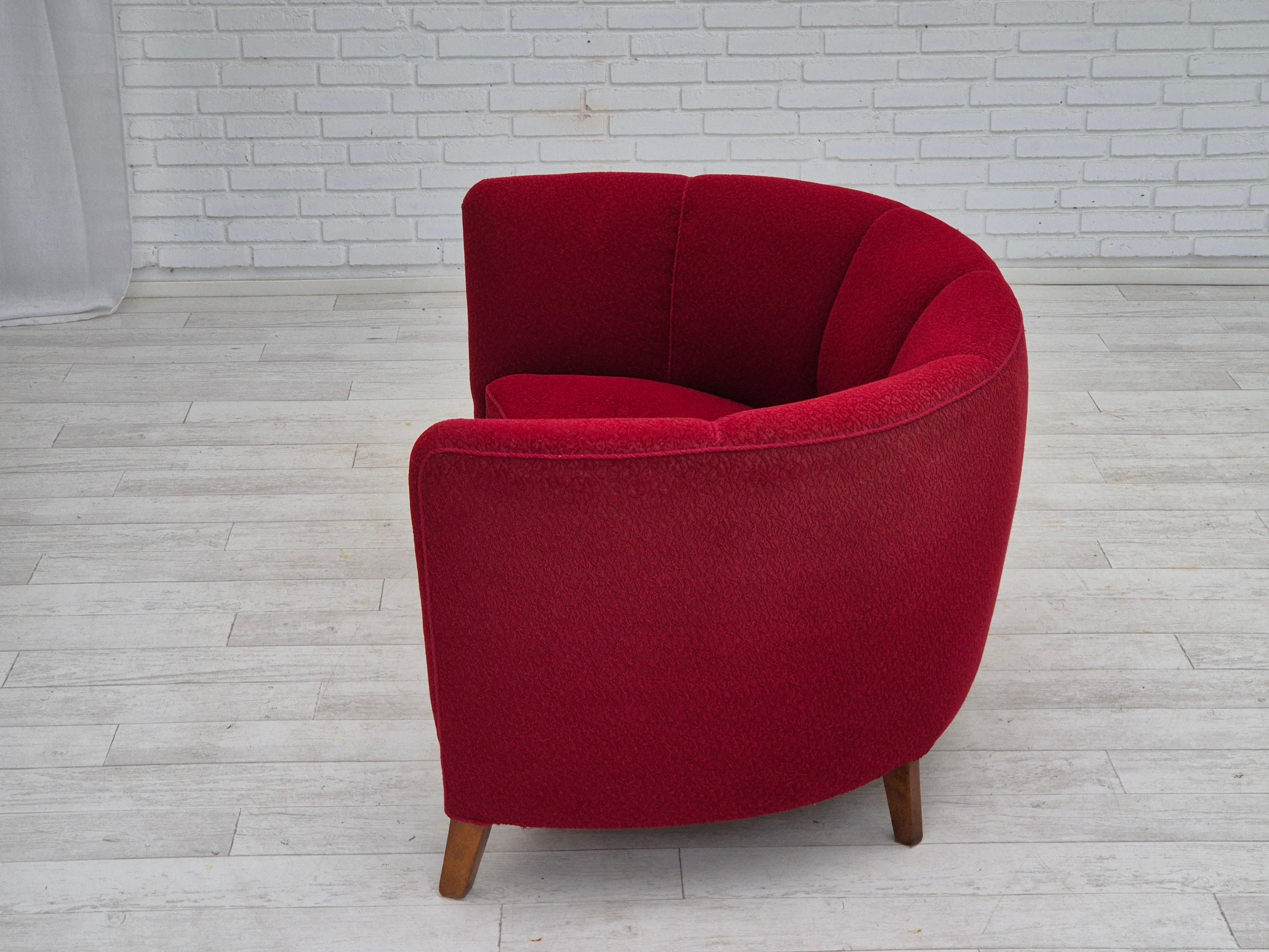 Divano danese a 2 posti curvo degli anni '60, tessuto originale rosso. in vendita 2