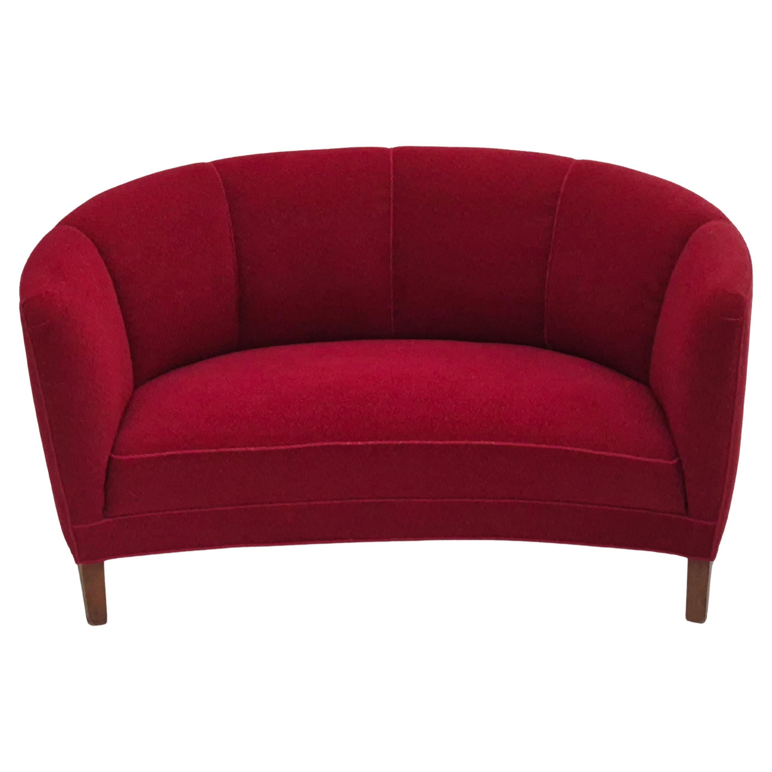 Divano danese a 2 posti curvo degli anni '60, tessuto originale rosso.