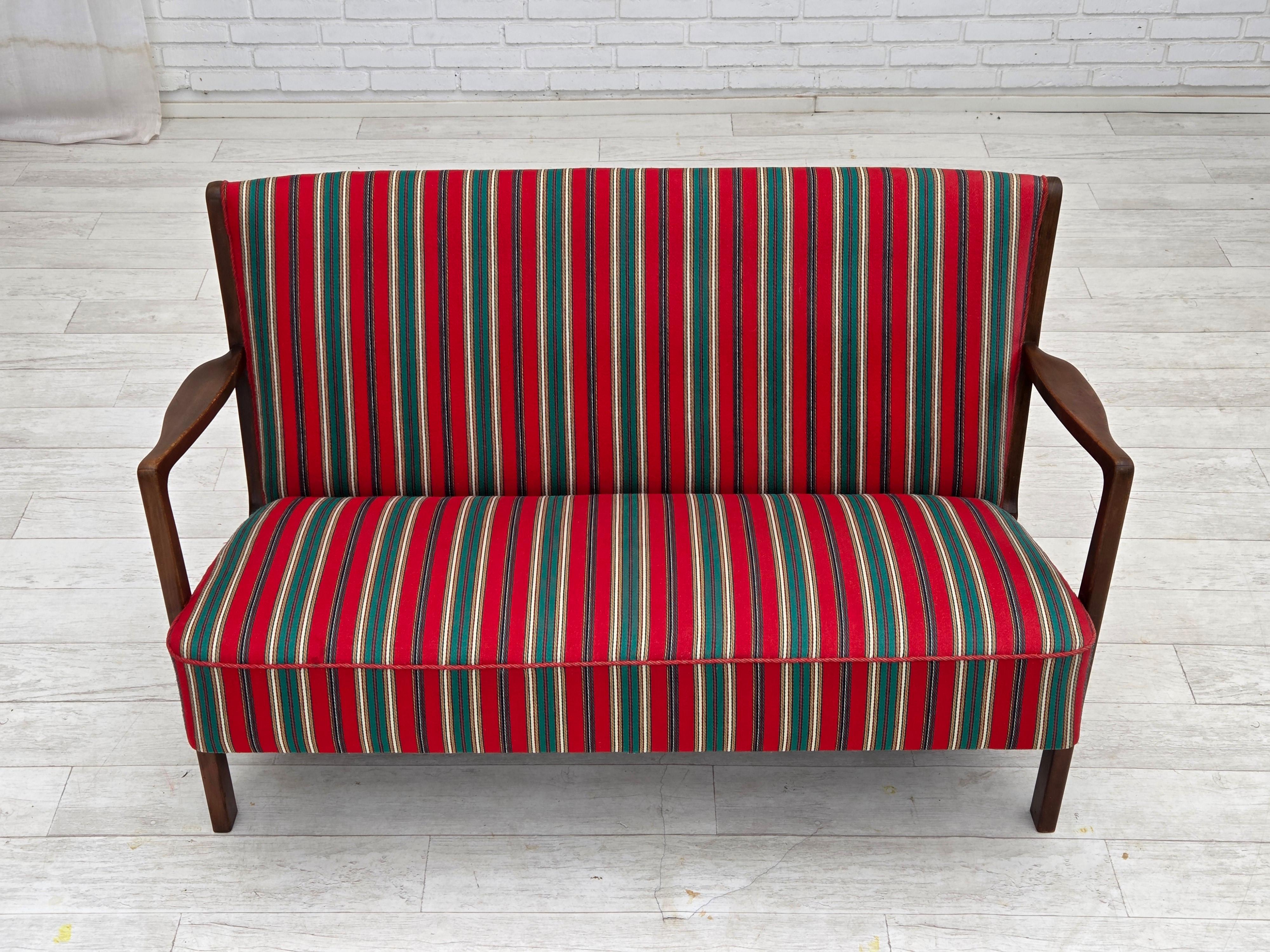 960s, Danish 2-seater sofa by Fritz Hansen. Striped furniture wool fabric, beech wood legs, springs in the seat. Original good condition: no smells, no stains and stable construction. Manufactured by Danish furniture maker Fritz Hansen in about
