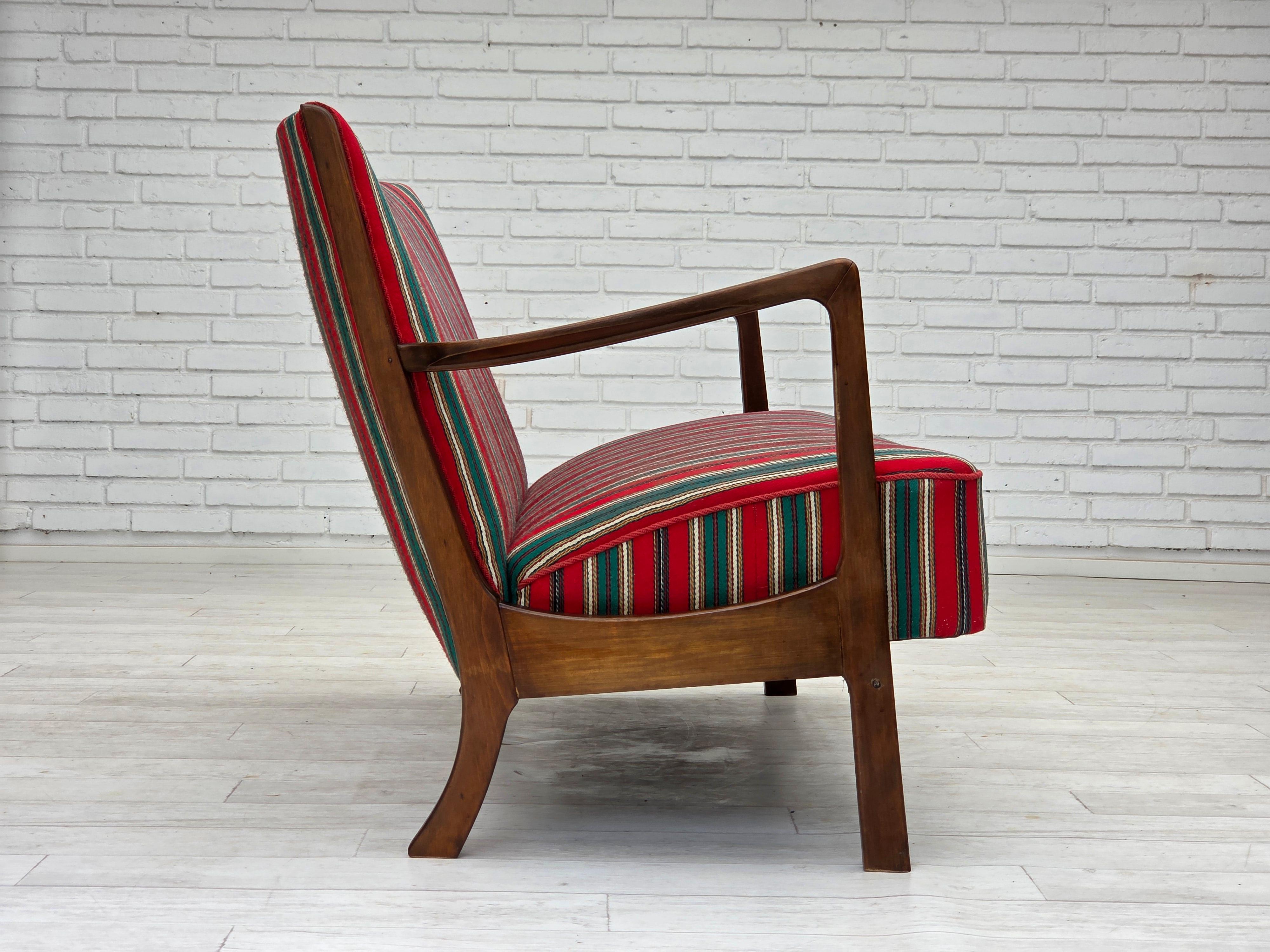 1960s, Danish 2-seater sofa by Fritz Hansen, furniture wool, original condition. In Good Condition For Sale In Tarm, 82