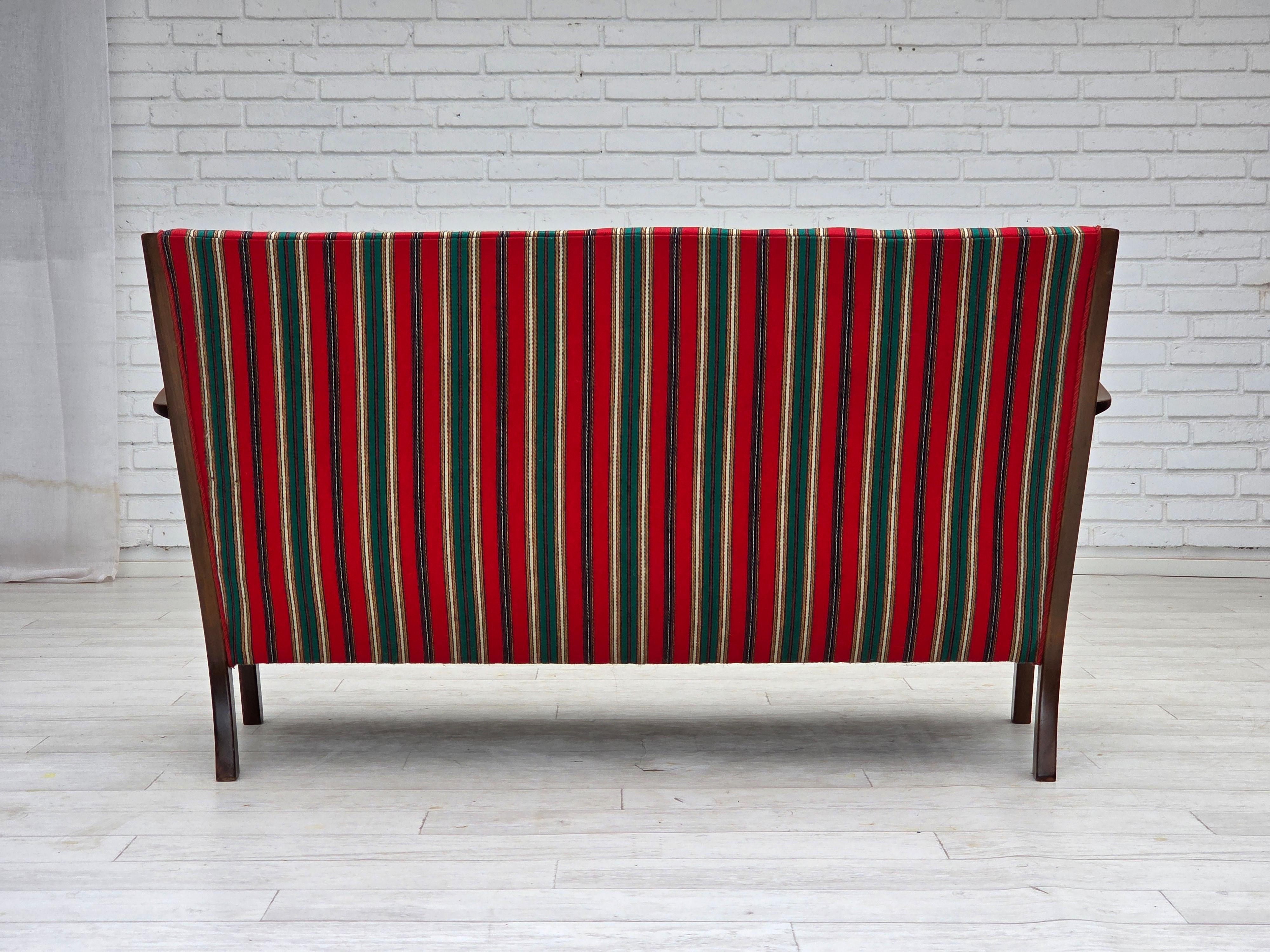 Mid-20th Century 1960s, Danish 2-seater sofa by Fritz Hansen, furniture wool, original condition. For Sale