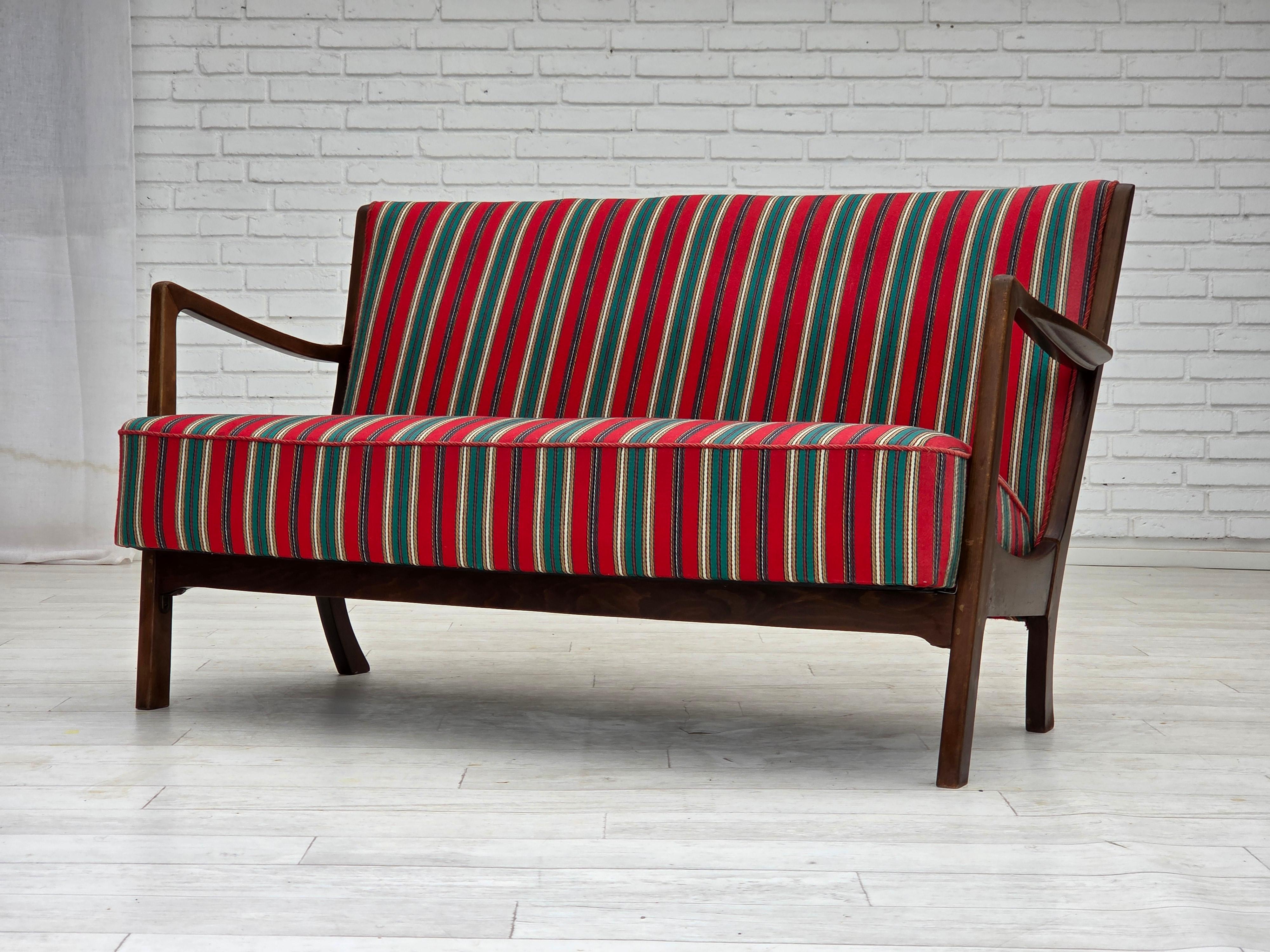 1960s, Danish 2-seater sofa by Fritz Hansen, furniture wool, original condition. For Sale 2