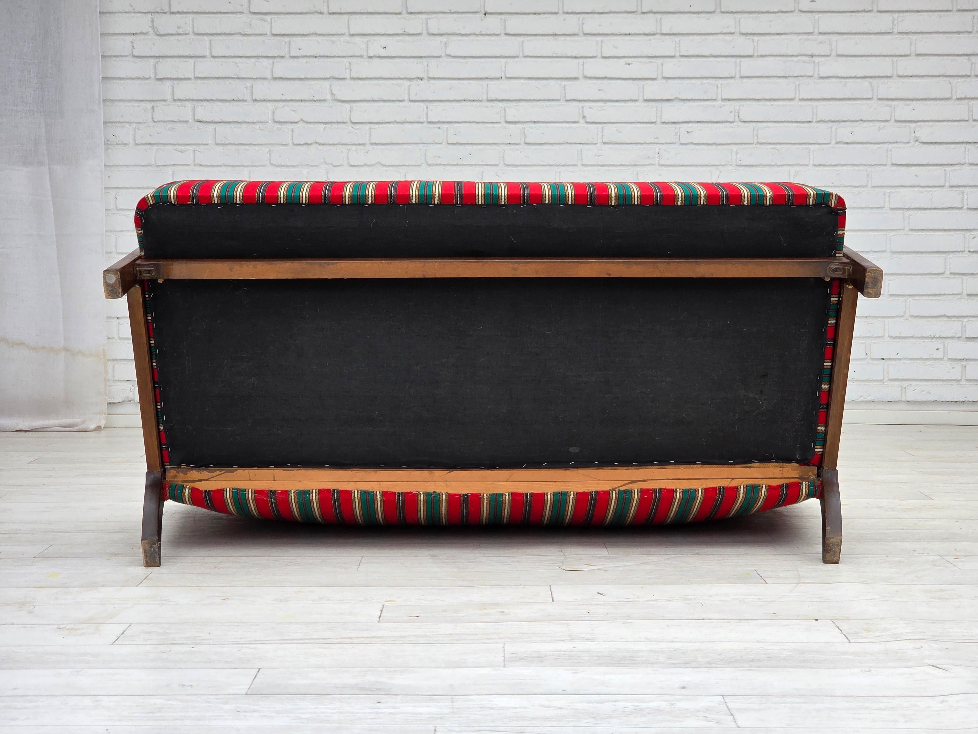 1960s, Danish 2-seater sofa by Fritz Hansen, furniture wool, original condition. For Sale 3
