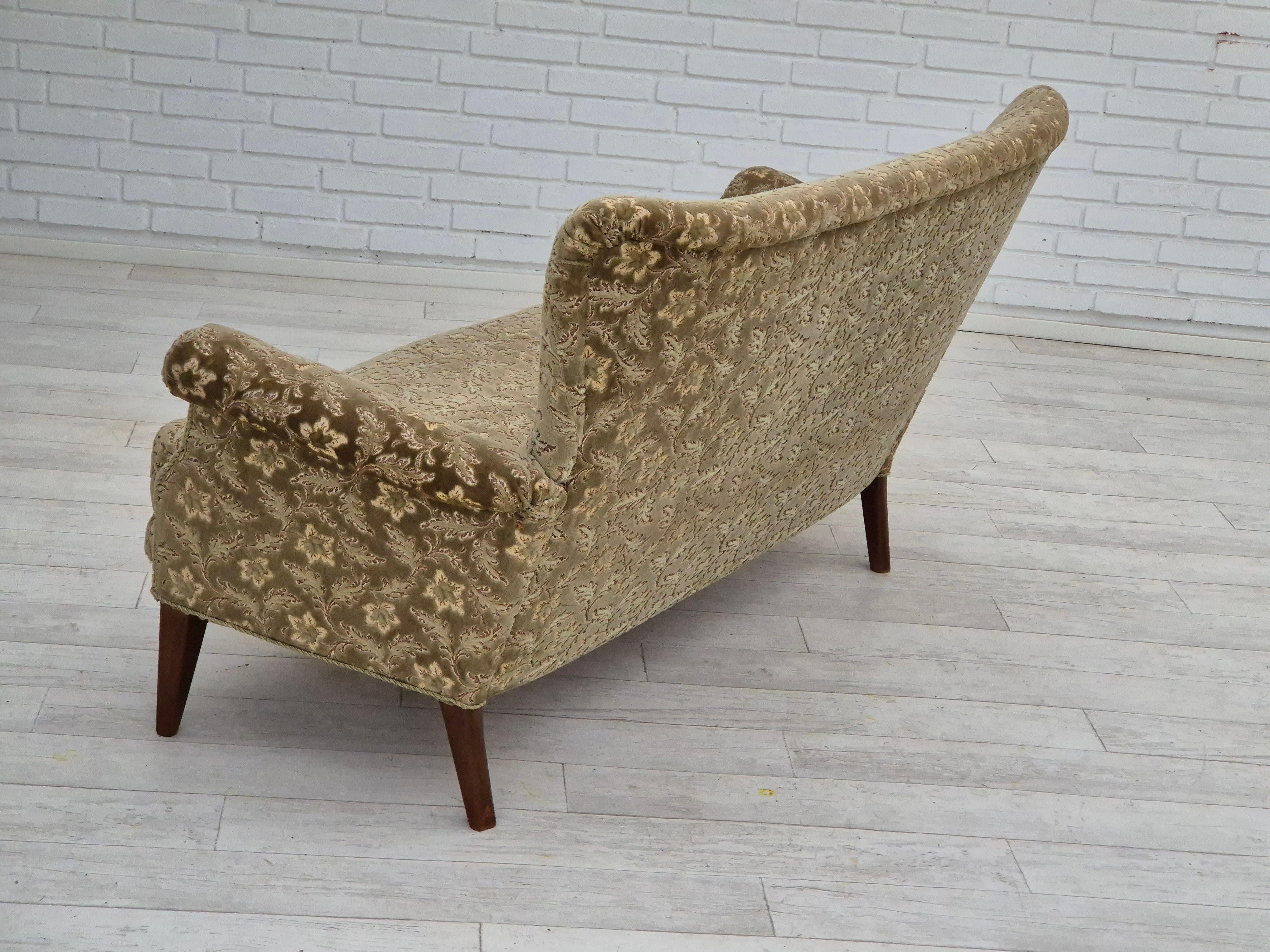 Velvet 1960s, Danish 2 seater sofa by Fritz Hansen, very good condition, velour. For Sale