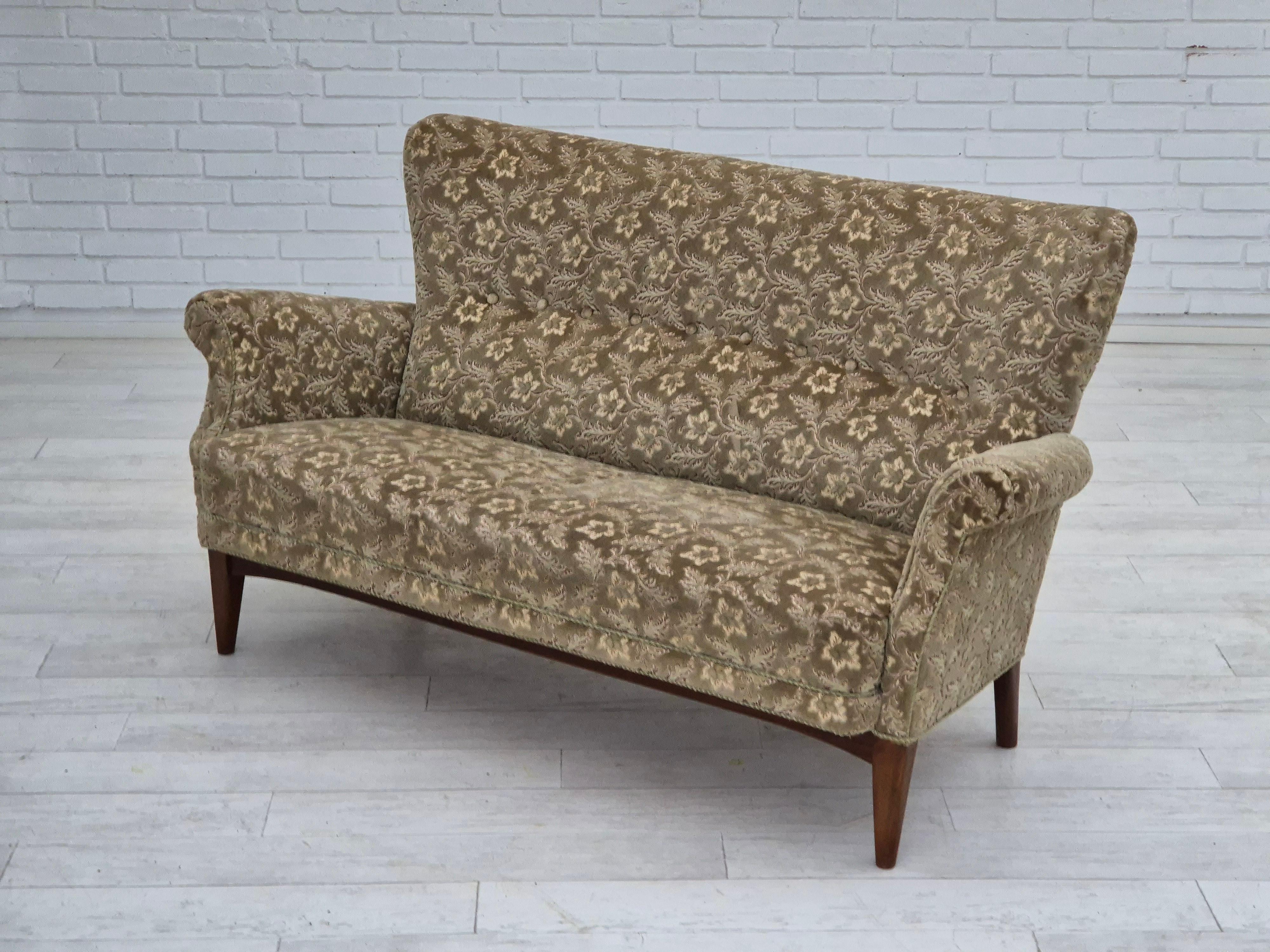 1960s, Danish 2 seater sofa by Fritz Hansen, very good condition, velour. For Sale 2