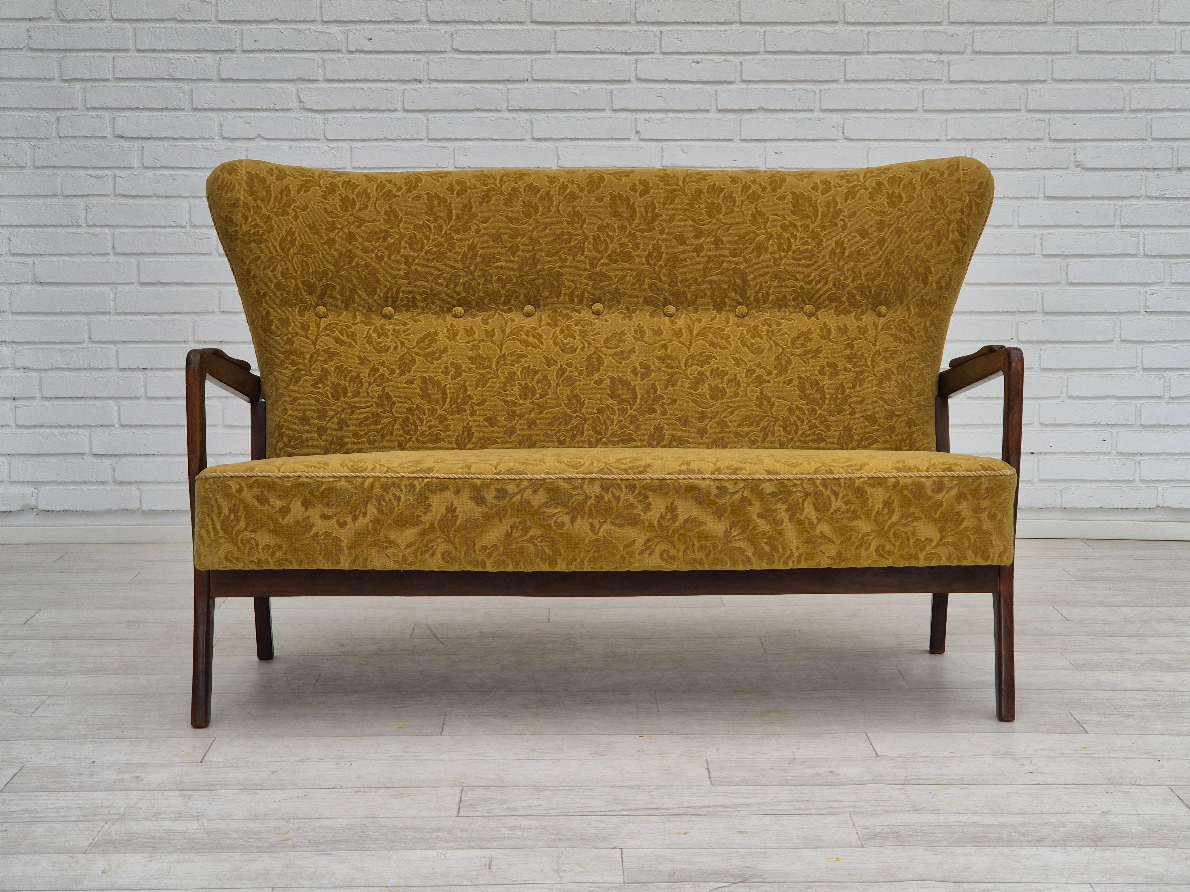 1960s, Danish 2 seater sofa by Søren Hansen for Fritz Hansen. Très bon état d'origine : pas d'odeurs, pas de taches, construction stable. Meuble original vert en tissu coton/laine, pied en bois de hêtre, ressorts dans l'assise. Fabriqué par le