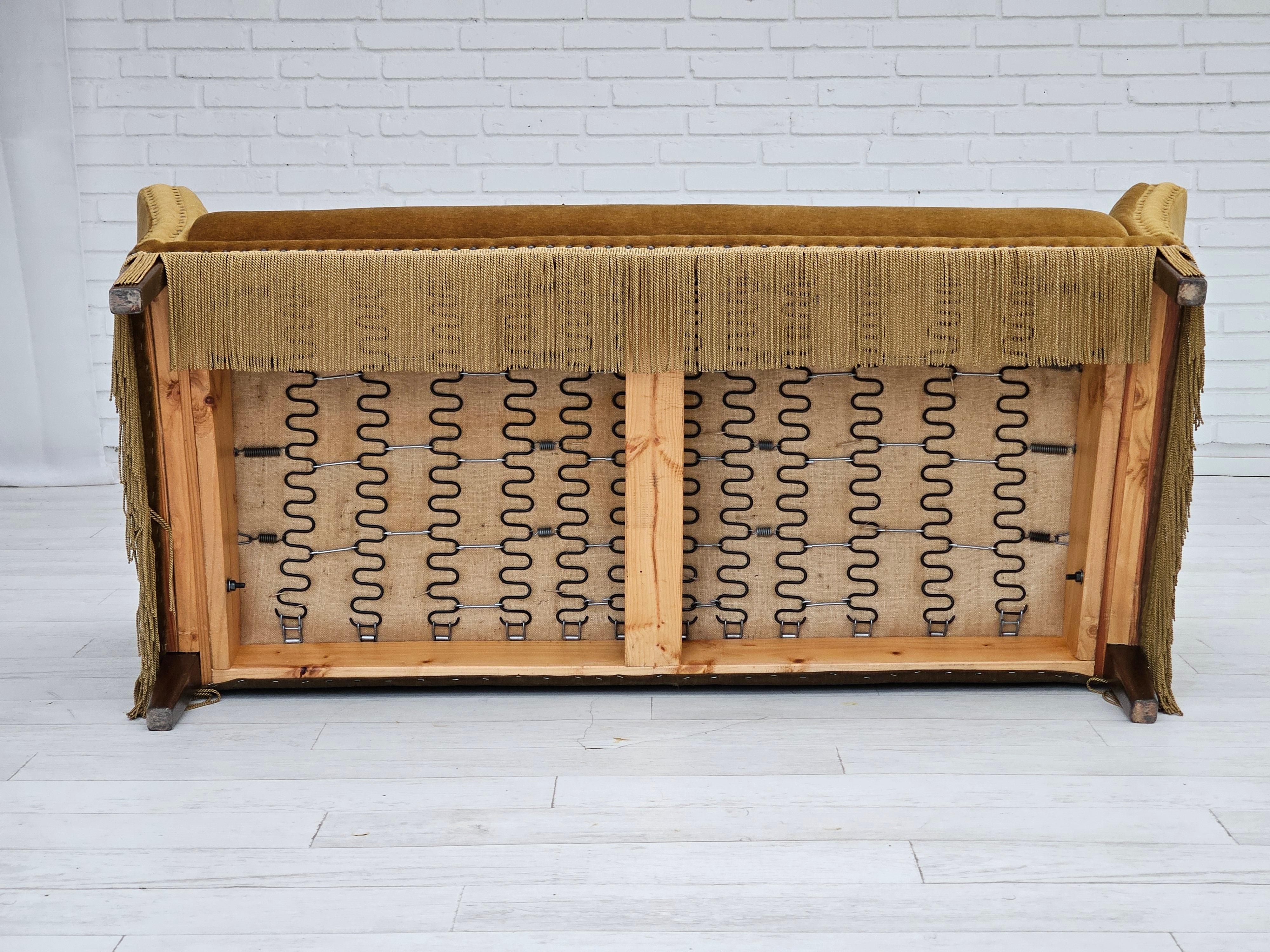 Années 1960, canapé danois à 2 places, velours de mobilier, état d'origine en vente 3