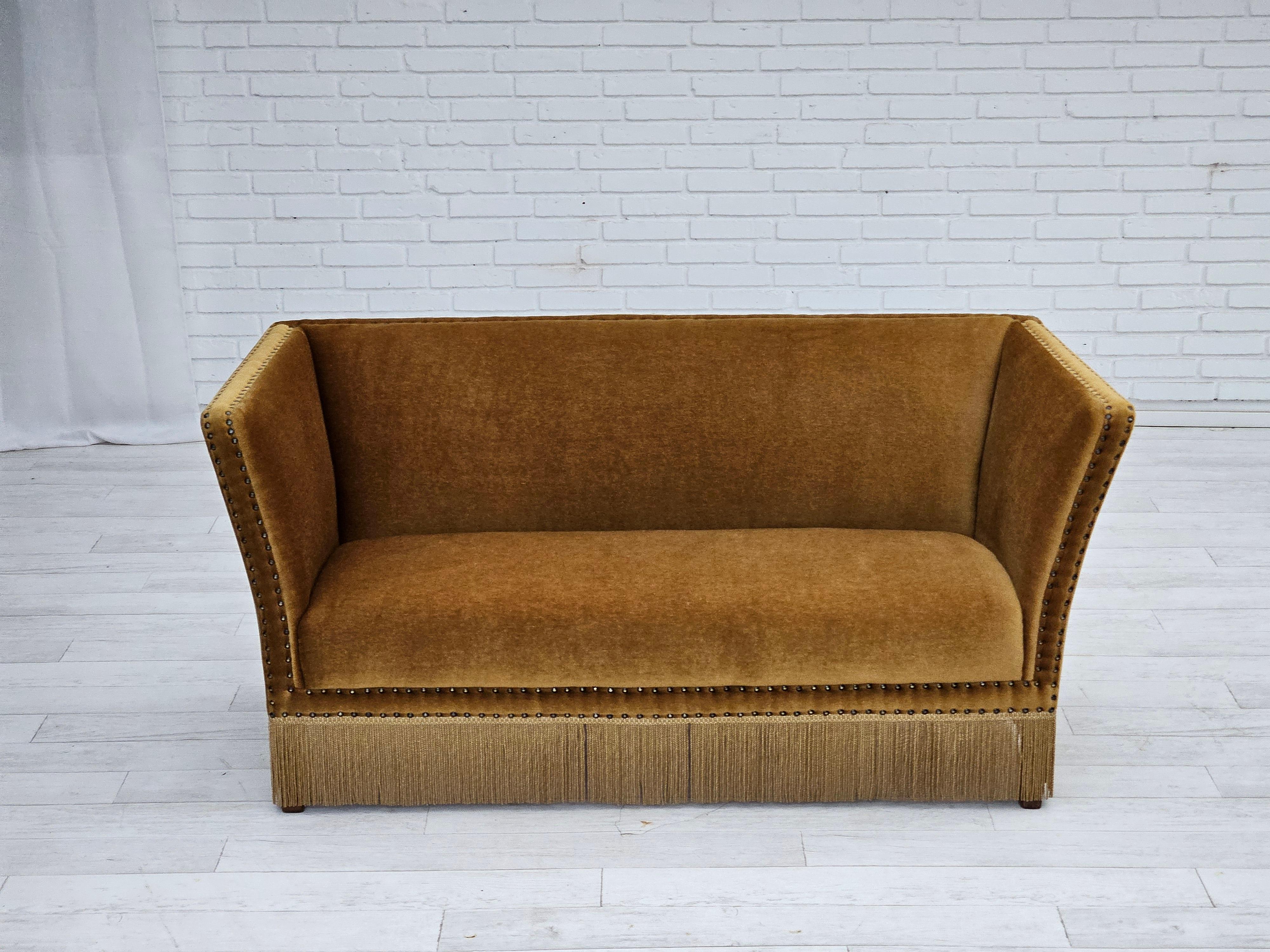Canapé danois à deux places des années 1960. Très bon état d'origine : pas d'odeurs, pas de taches et construction stable. Tissu d'ameublement velours vert, assise à ressorts, pieds en bois de hêtre. Fabriqué par un fabricant de meubles danois dans