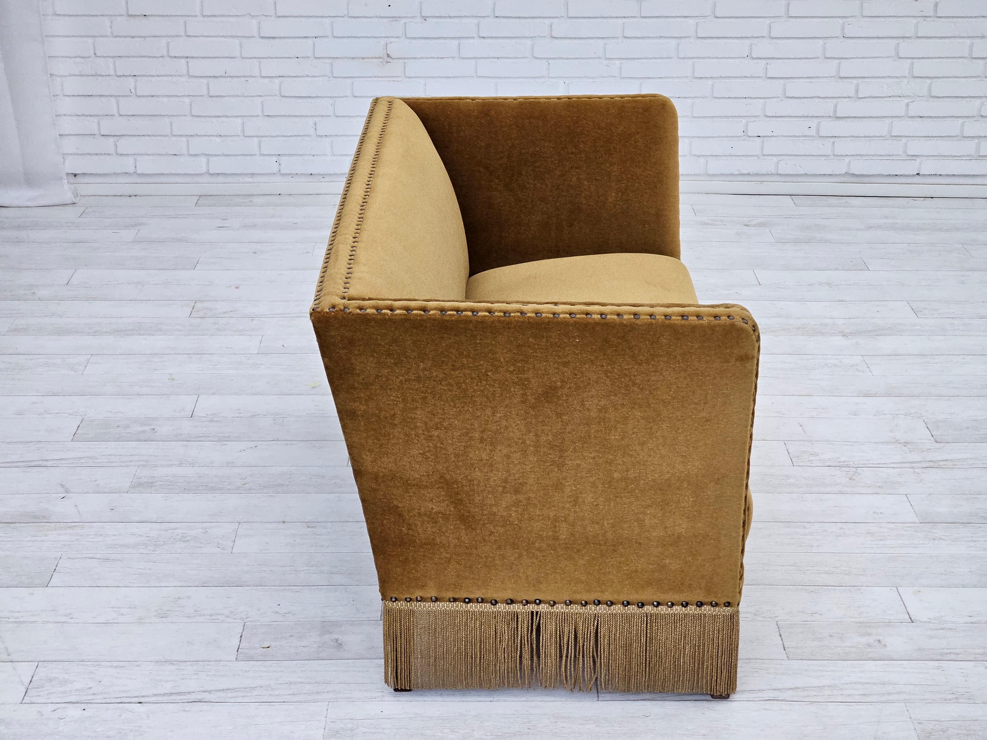 Années 1960, canapé danois à 2 places, velours de mobilier, état d'origine Bon état - En vente à Tarm, 82