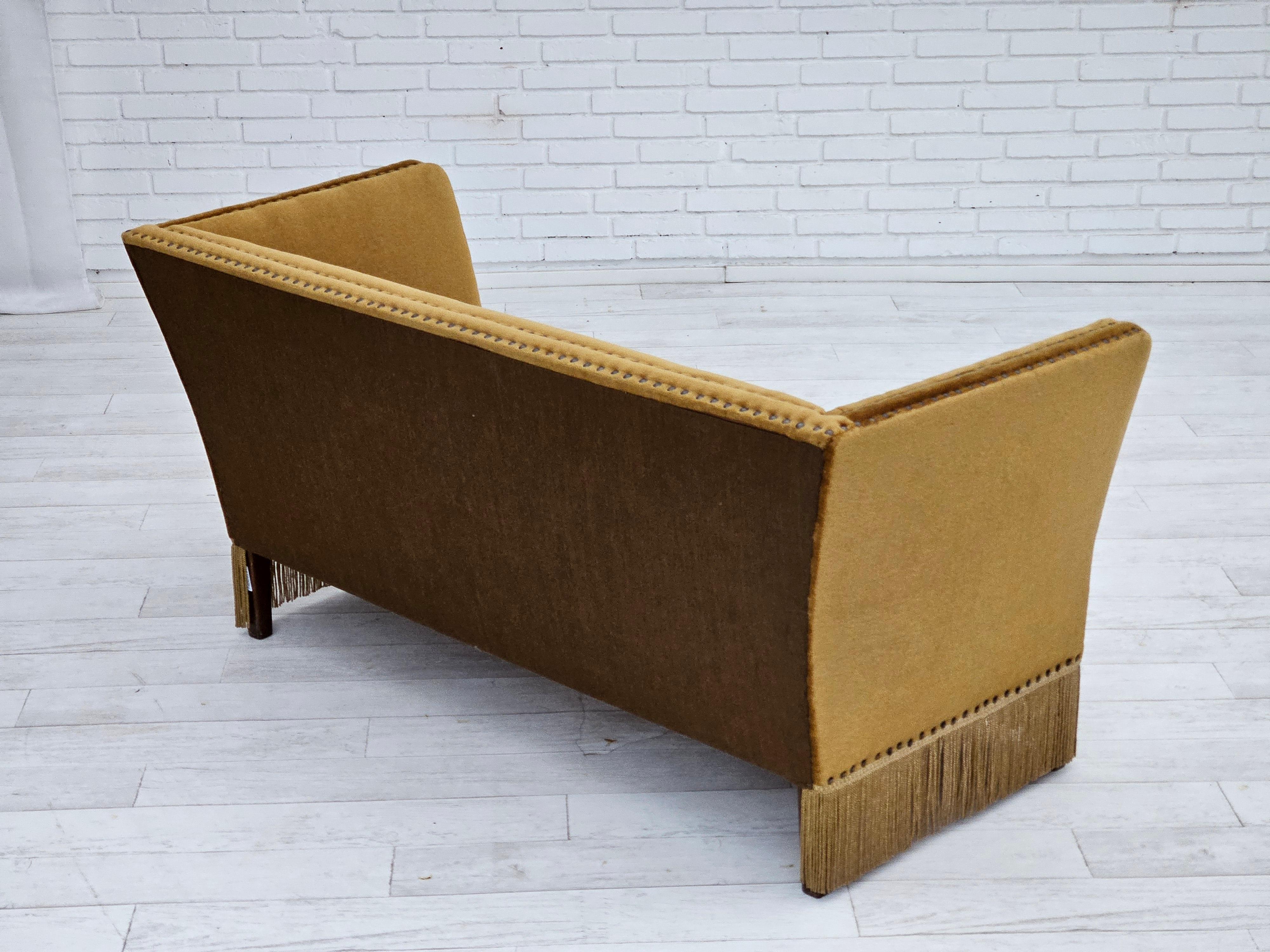 Milieu du XXe siècle Années 1960, canapé danois à 2 places, velours de mobilier, état d'origine en vente