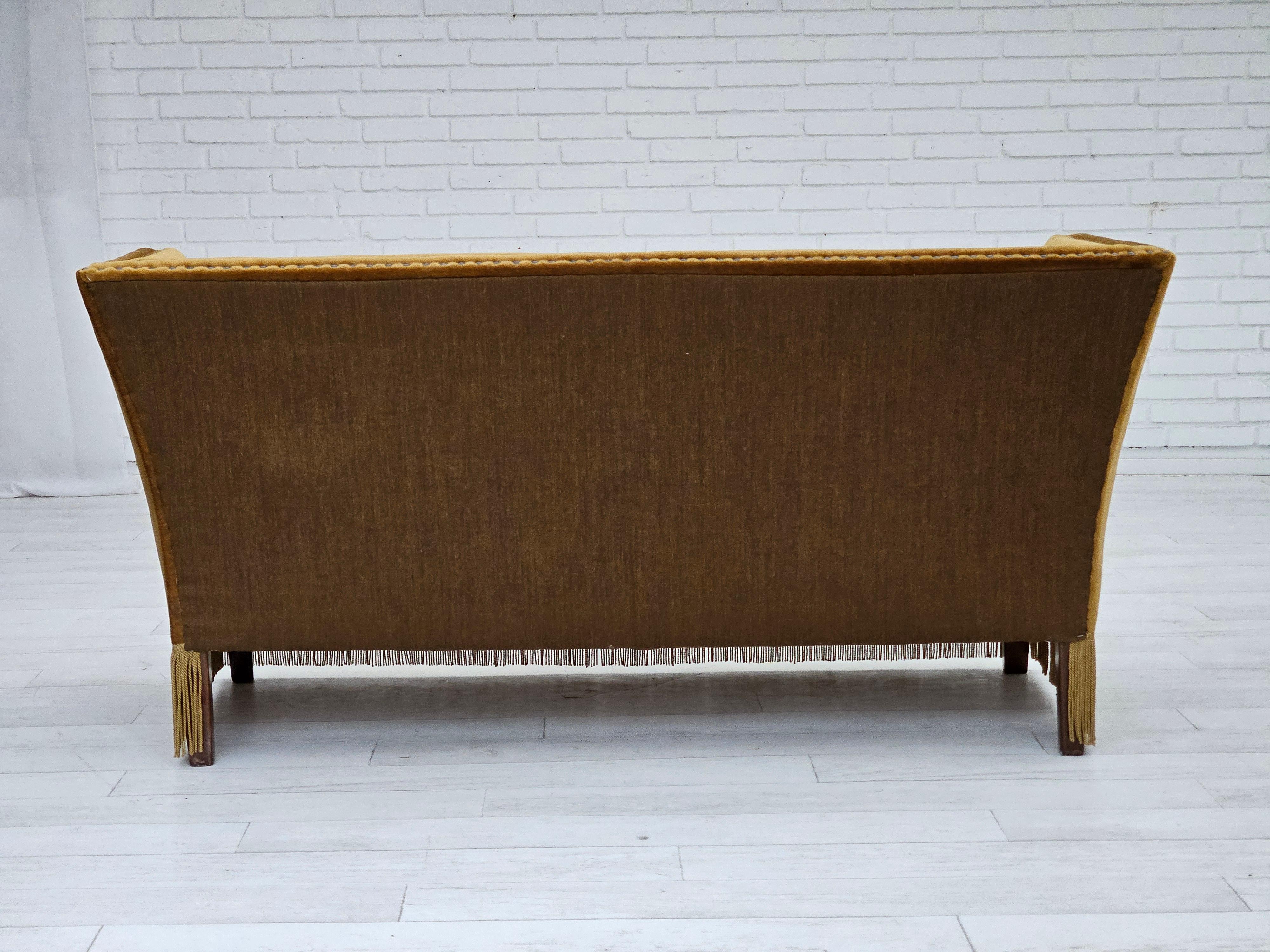 Velours Années 1960, canapé danois à 2 places, velours de mobilier, état d'origine en vente